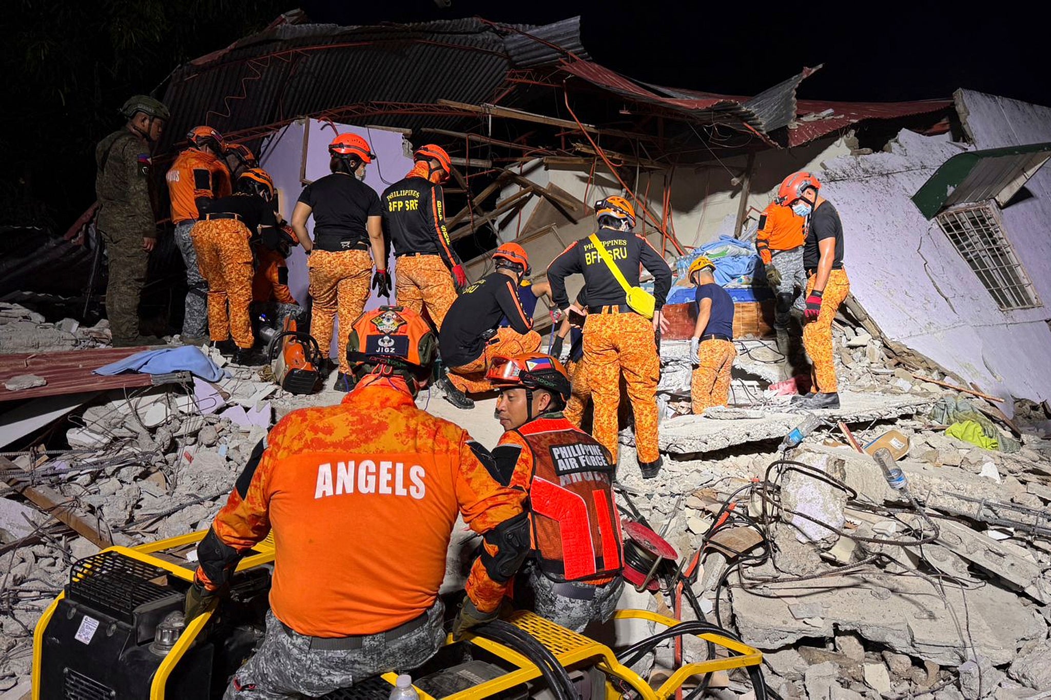 Los equipos de rescate buscan supervivientes bajo los escombros en Bogo (Filipinas)