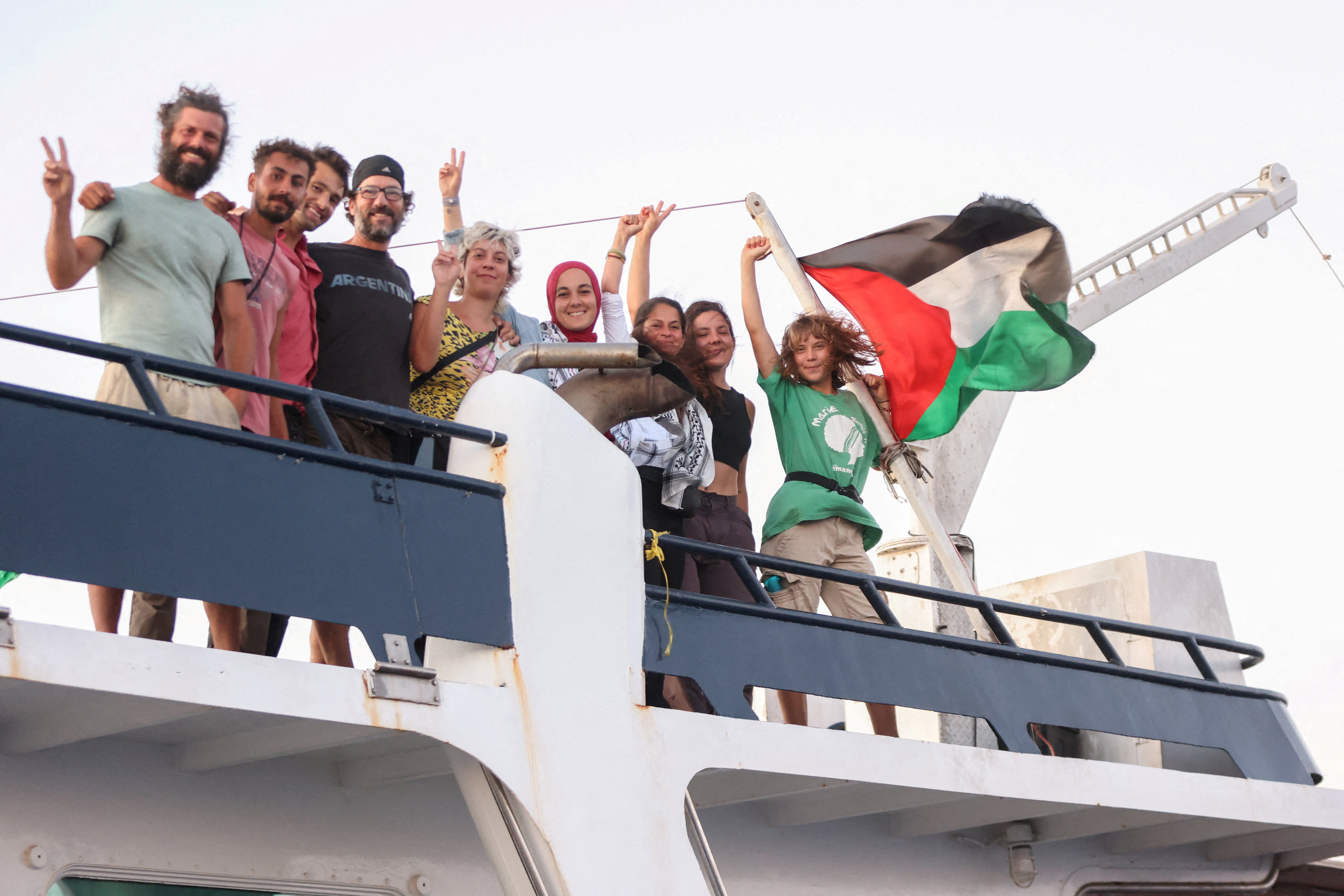 Greta Thunberg y otros miembros de la tripulación en su barco de ayuda cerca de Creta el mes pasado