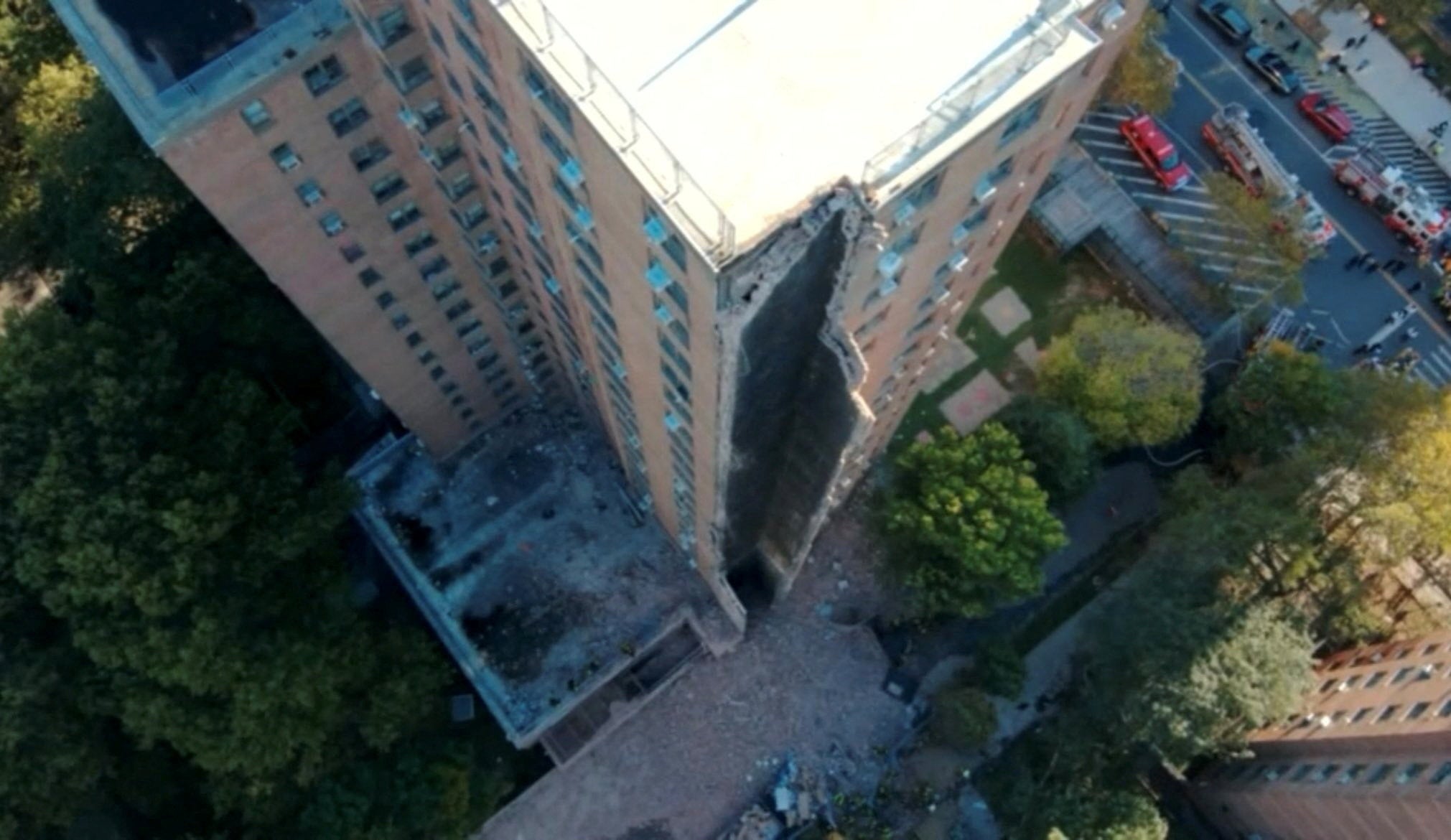 Vista aérea de un edificio parcialmente colapsado