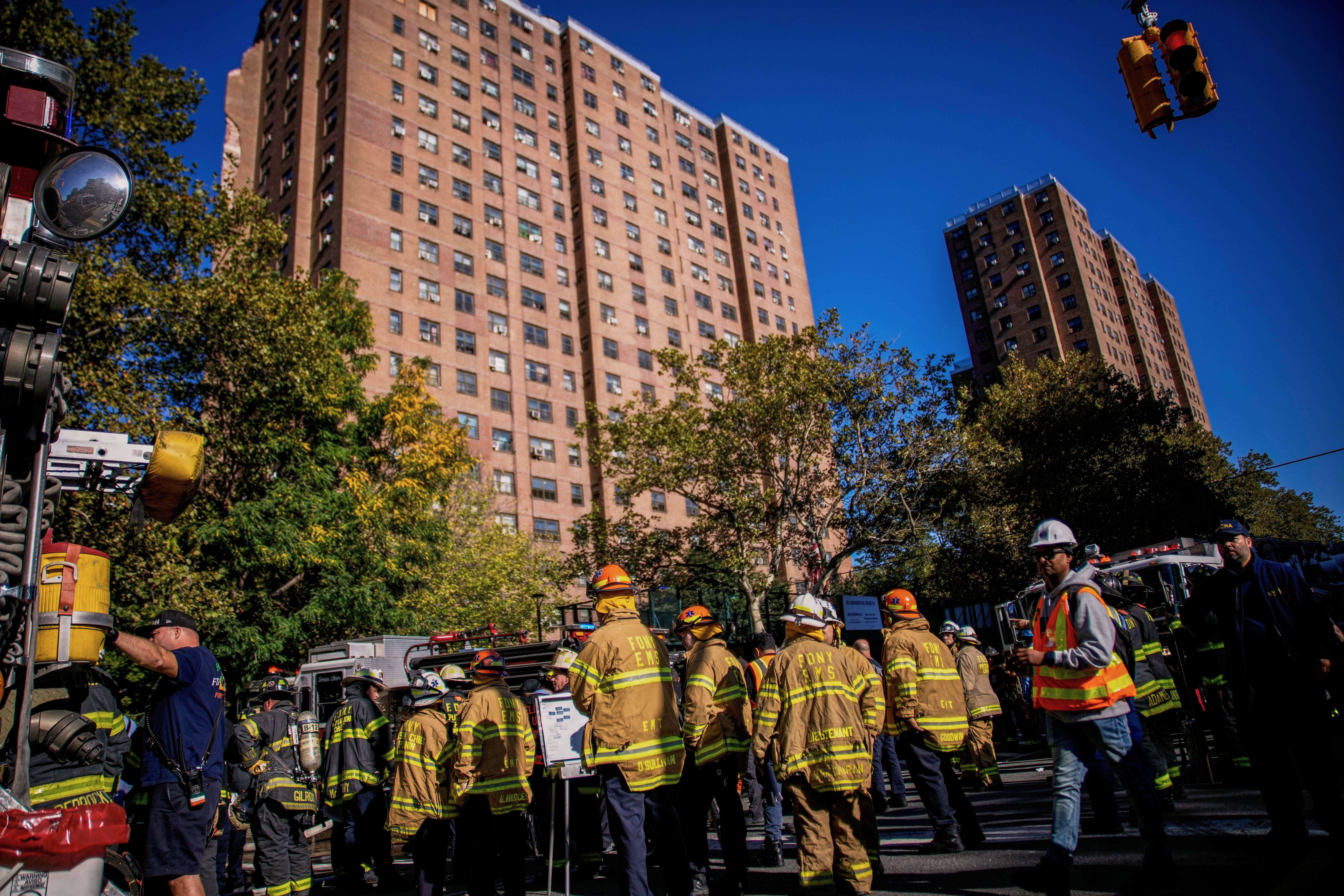 Bomberos trabajan en las cercanías del lugar del colapso del edificio
