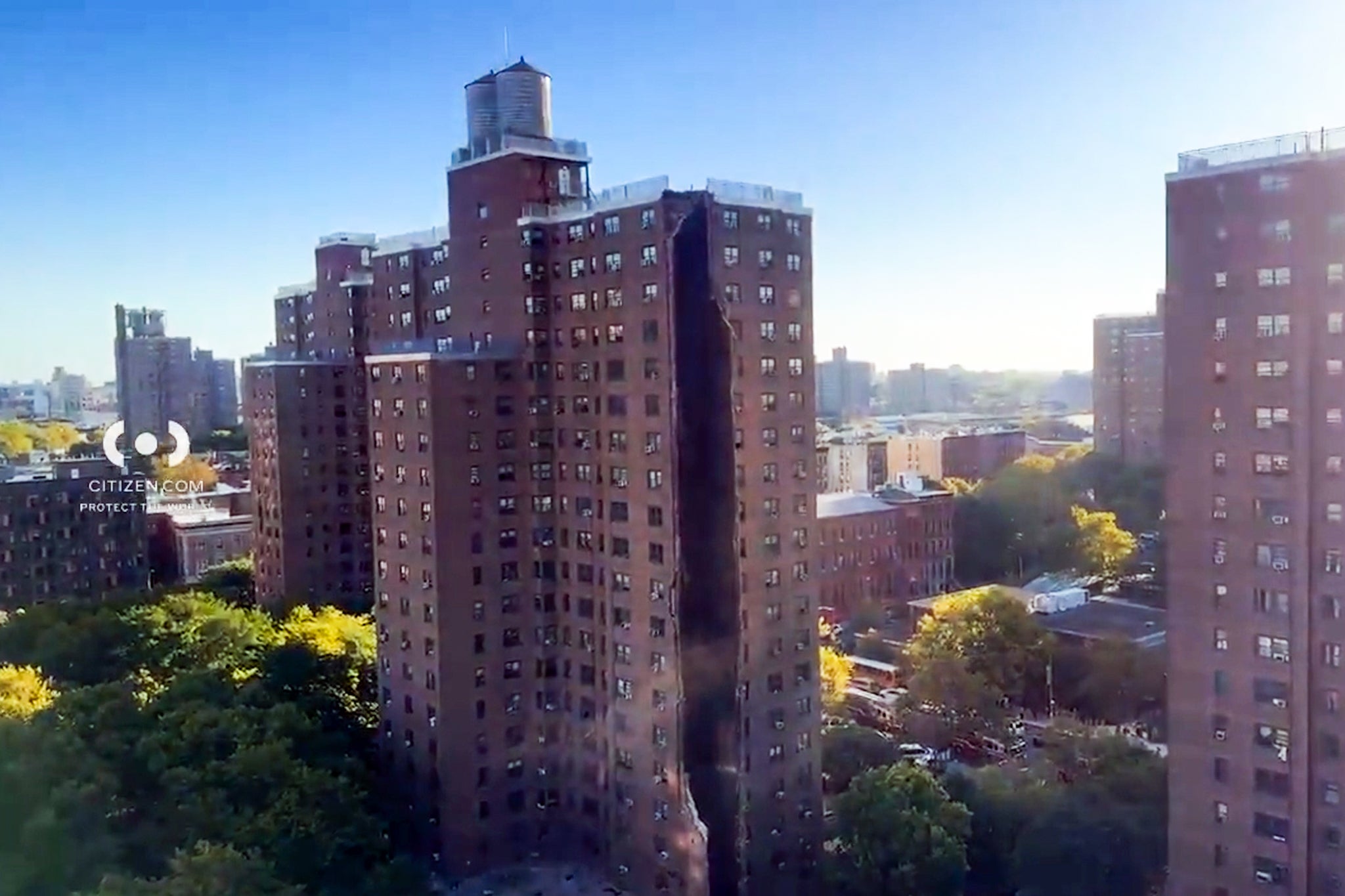 Un edificio de departamentos en el Bronx sufrió un colapso parcial tras una explosión de gas la mañana del miércoles