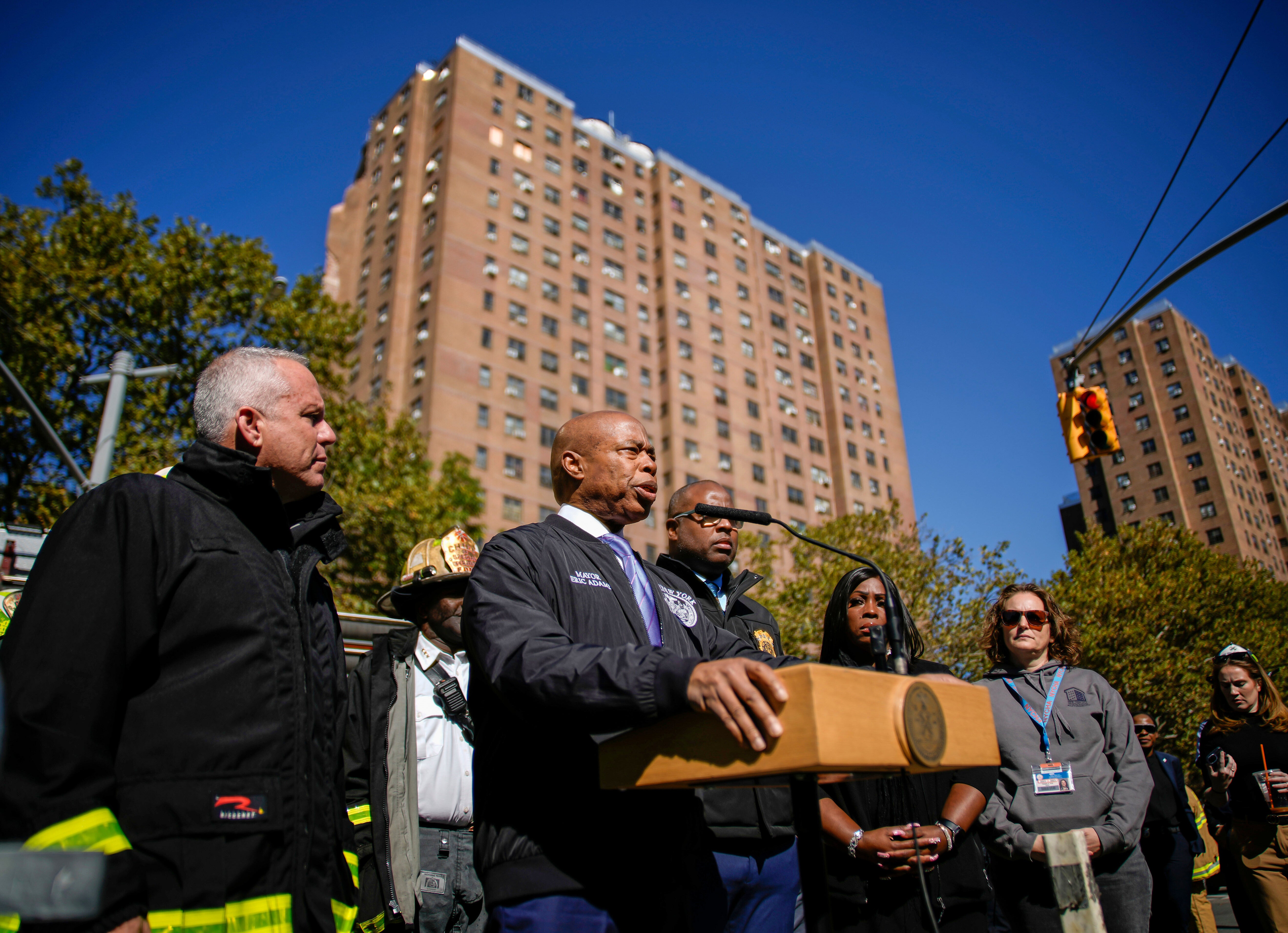 El alcalde de Nueva York, Eric Adams, habla en una conferencia de prensa tras el colapso del conducto de incinerador de un edificio en el Bronx