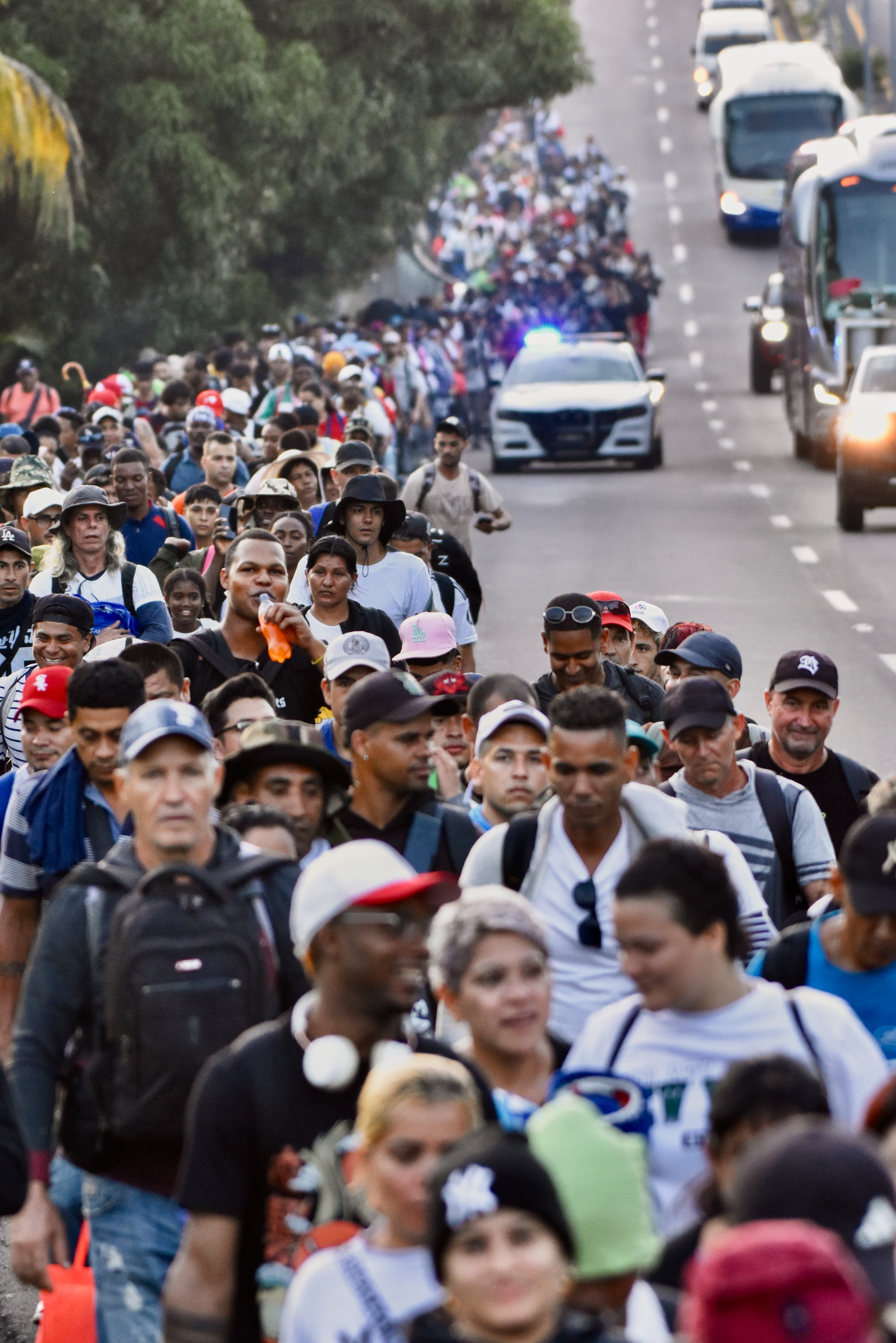 Cientos de migrantes salen del sur de México cansados de esperar para legalizar su situación