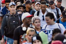 Cientos de migrantes salen del sur de México cansados de esperar para legalizar su situación