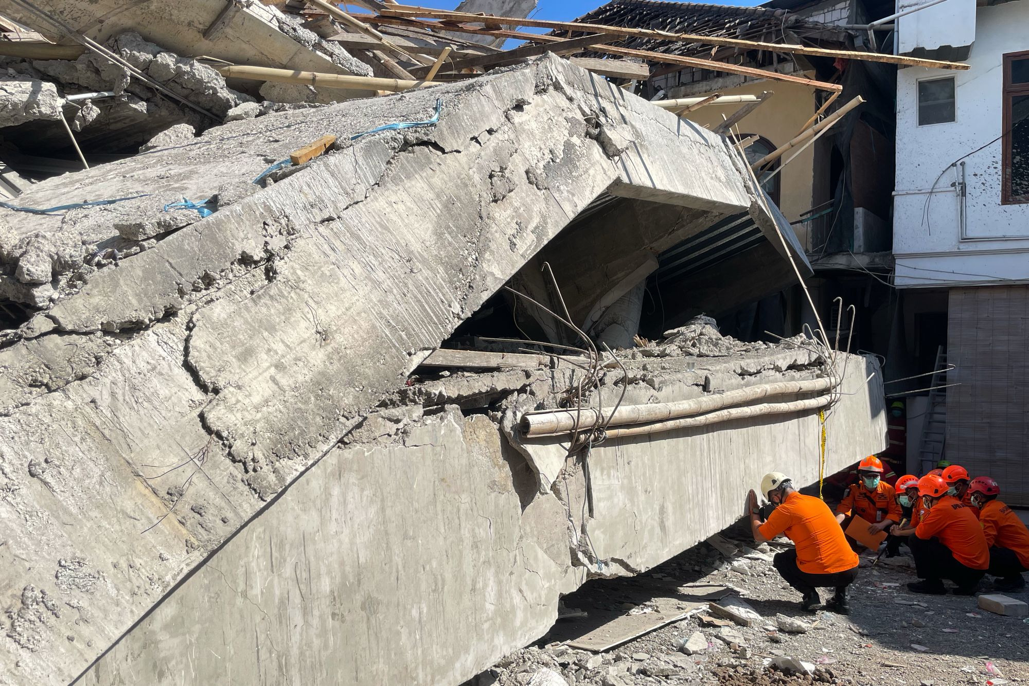 Los equipos de rescate buscan víctimas tras el derrumbe de un edificio escolar en Sidoarjo, Java Oriental, Indonesia