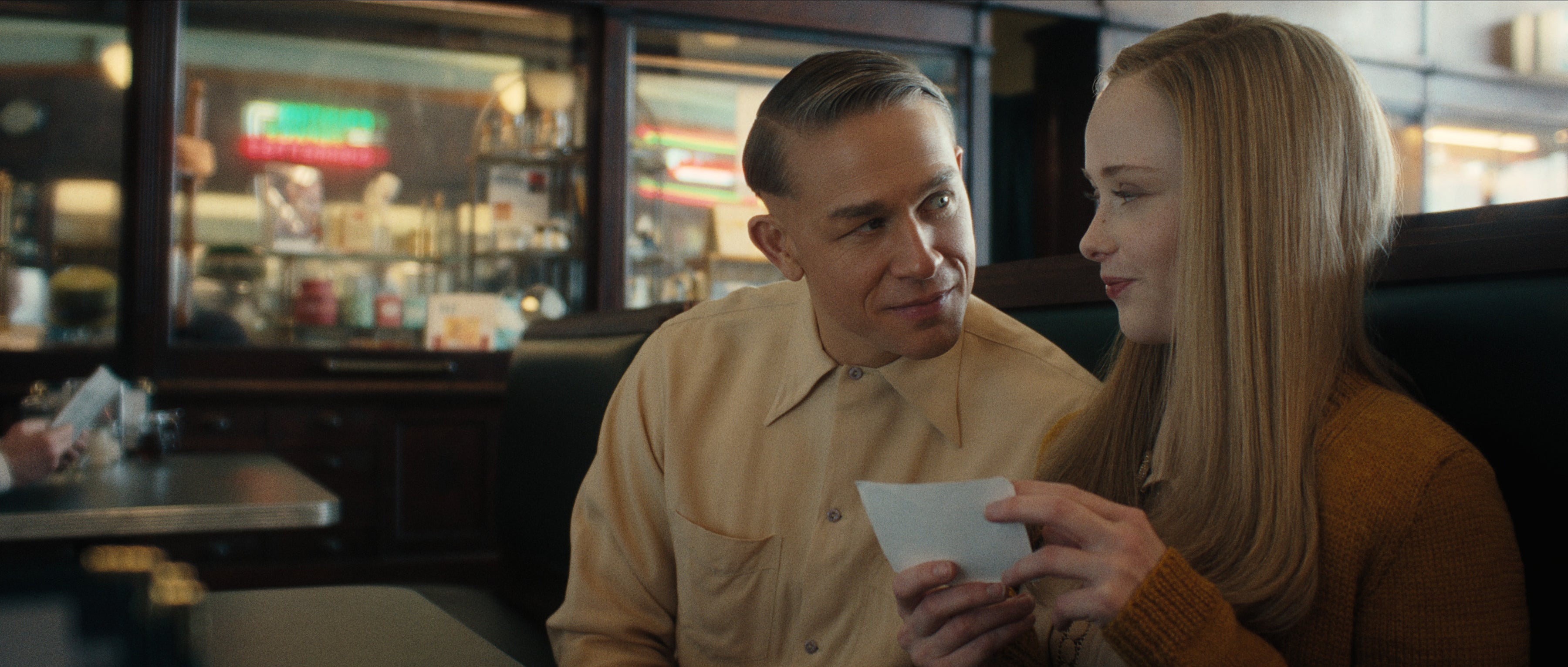 El protagonista de ‘Los indomables’ , Charlie Hunnam, encarna ahora a un asesino serial en la esperada nueva temporada de ‘Monstruo’, la serie antológica de Ryan Murphy