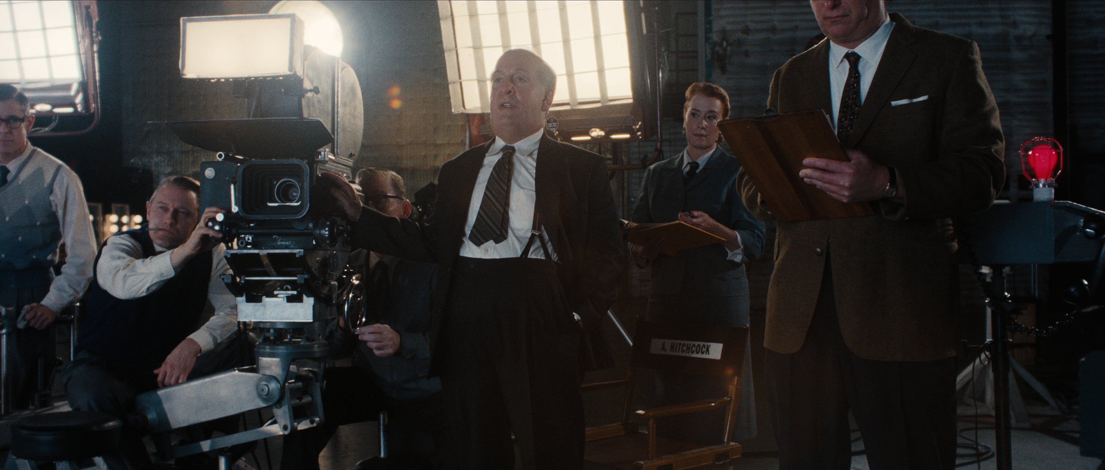 Tom Hollander interpreta a Alfred Hitchcock en ‘Monstruo: la historia de Ed Gein’