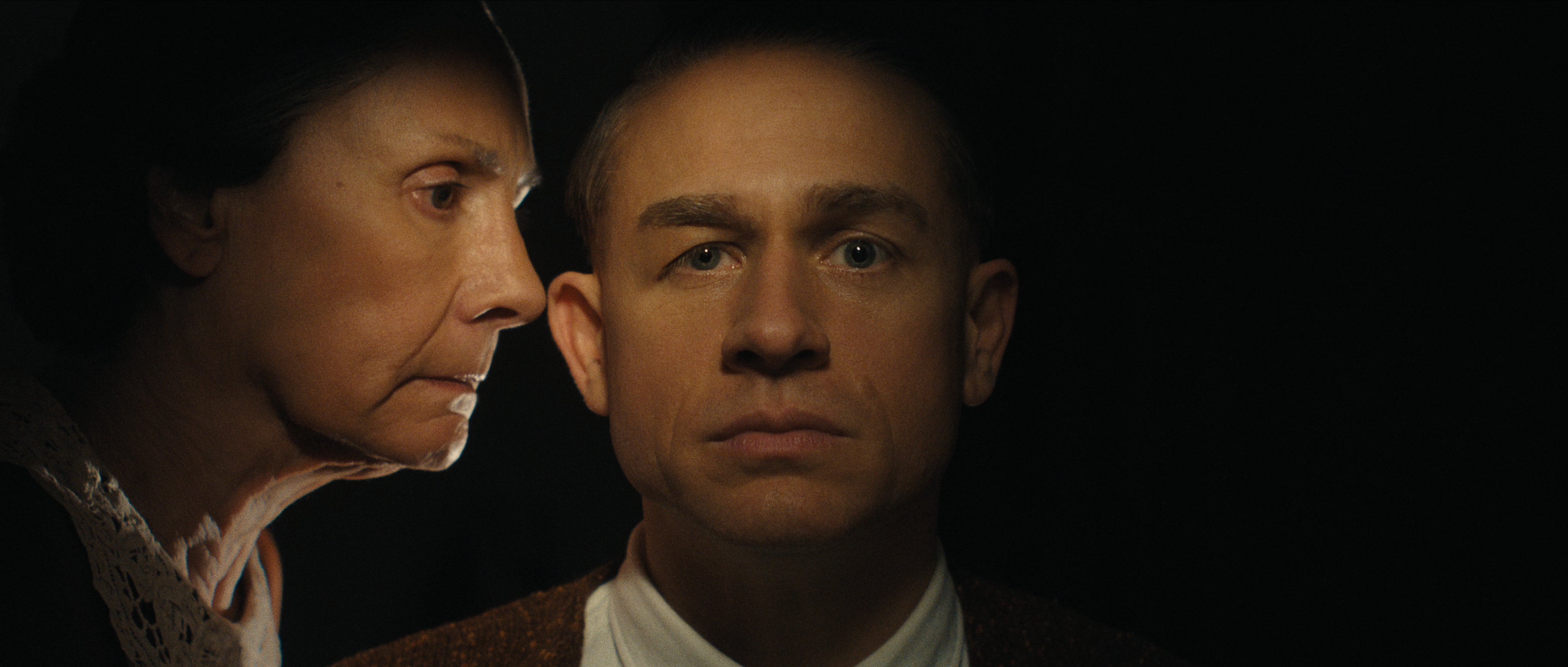Laurie Metcalf como Augusta Gein y Charlie Hunnam como Ed Gein en 'Monstruo: la historia de Ed Gein'