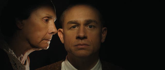 <p>Laurie Metcalf como Augusta Gein, Charlie Hunnam como Ed Gein en 'Monstruo: la historia de Ed Gein'</p>
