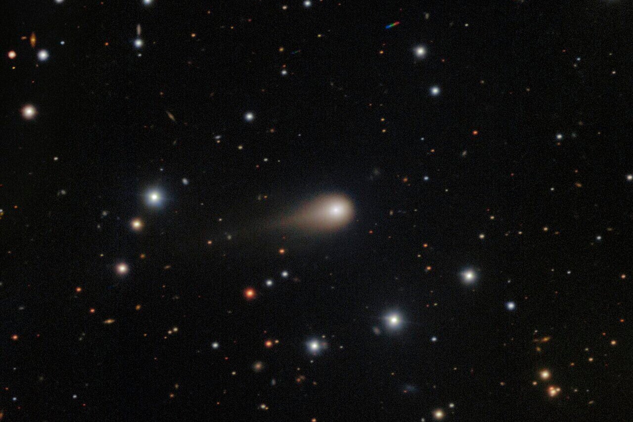 Imagen compuesta de múltiples exposiciones, proporcionada por NOIRLab de la NSF, muestra un cometa cruzando un campo estelar sobre el Observatorio Internacional Gemini en Cerro Pachón, cerca de La Serena, Chile