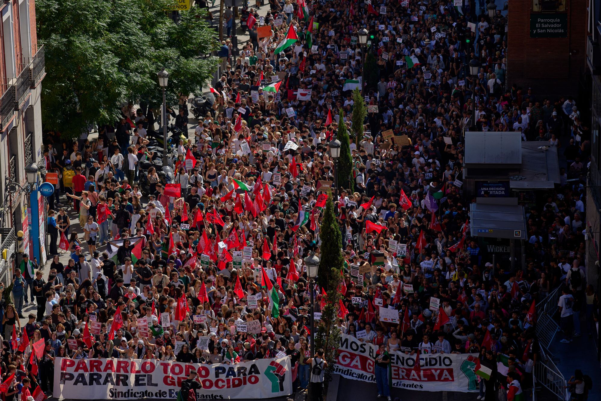 Estudiantes protestan durante una manifestación pro-palestina en Madrid
