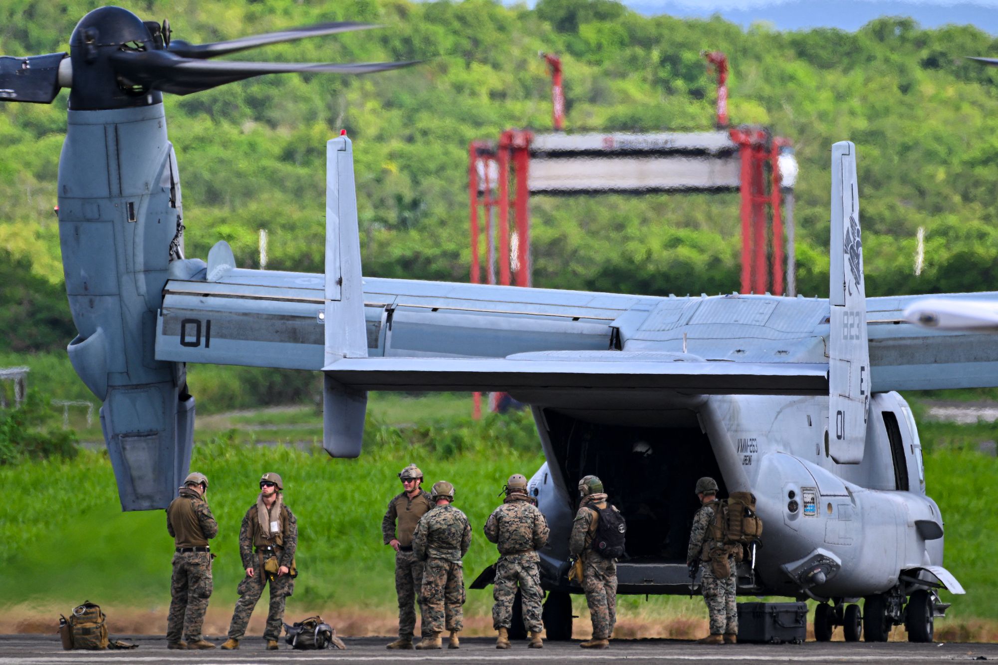 El mes pasado se desplegaron en Puerto Rico medios militares, incluidos infantes de marina y aviones de combate, mientras aumentan las tensiones con Venezuela por los ataques militares de EE. UU. en el Caribe
