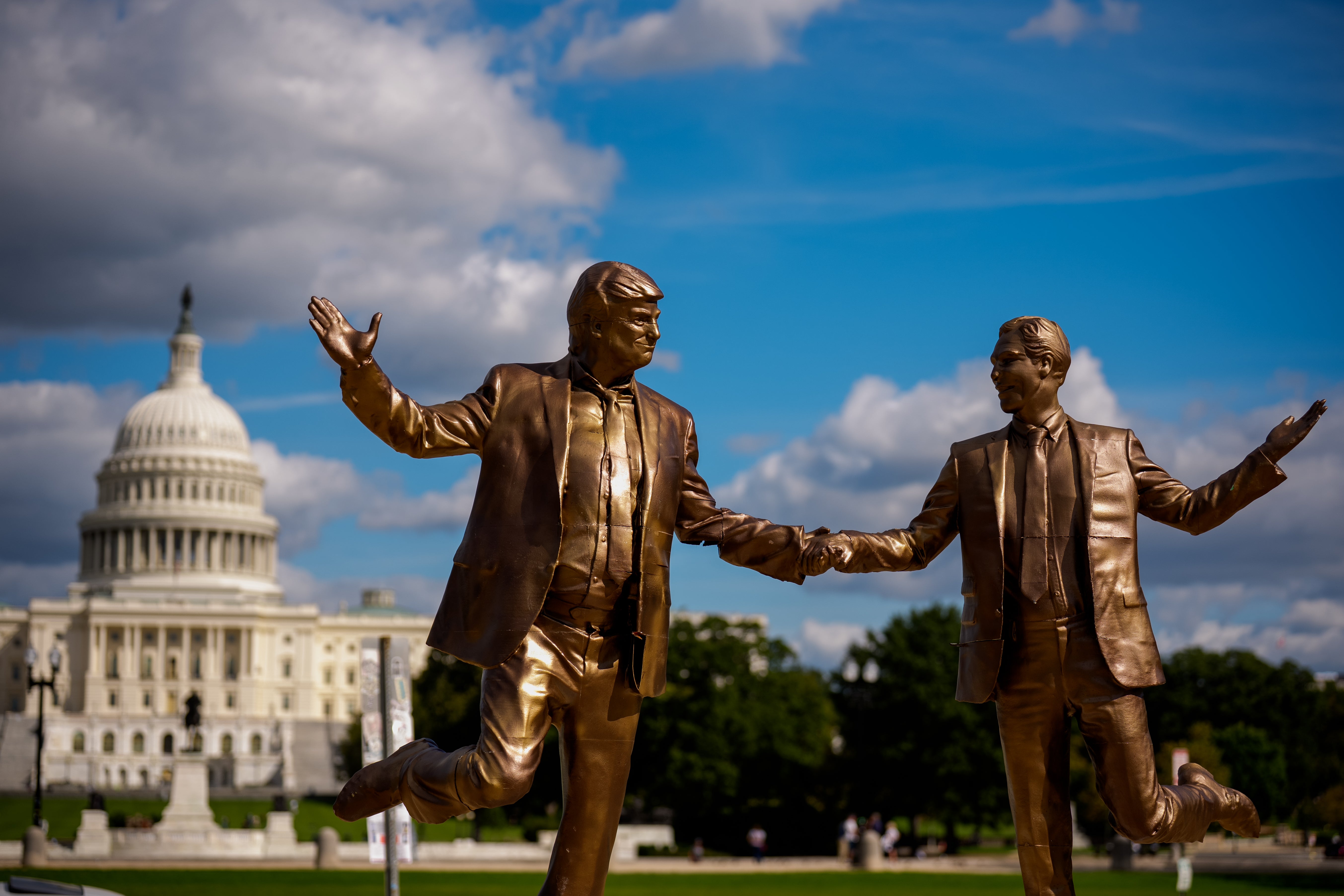 Una estatua de bronce del presidente Donald Trump y Jeffrey Epstein reapareció el jueves en el parque National Mall, en Washington D. C.