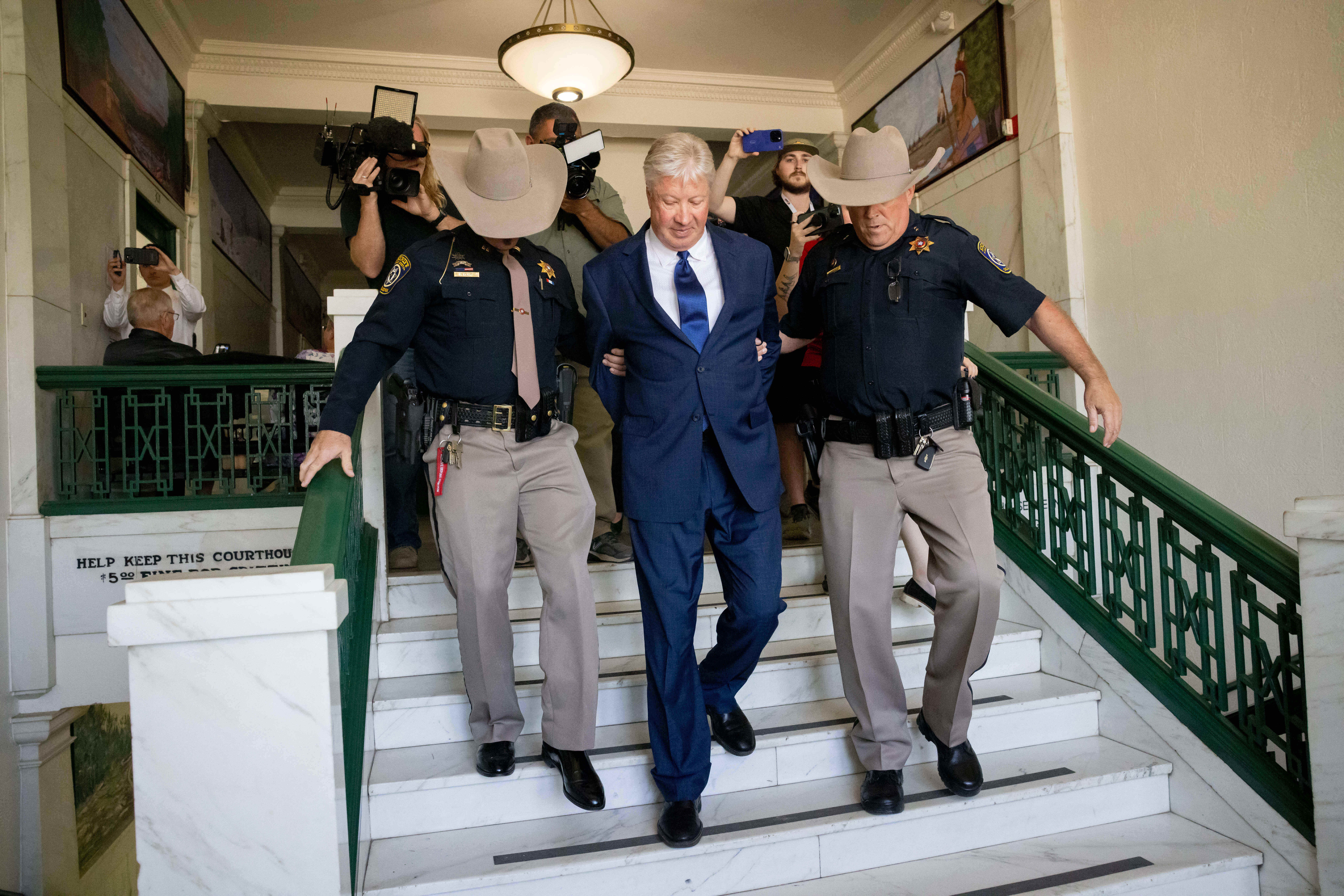 El fundador de una megaiIglesia en Texas, Robert Morris, es escoltado fuera del edificio tras declararse culpable de actos lascivos e indecentes con una menor