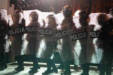 Protestas en Perú, la pose de un aficionado al fútbol y más fotos de la semana en América Latina