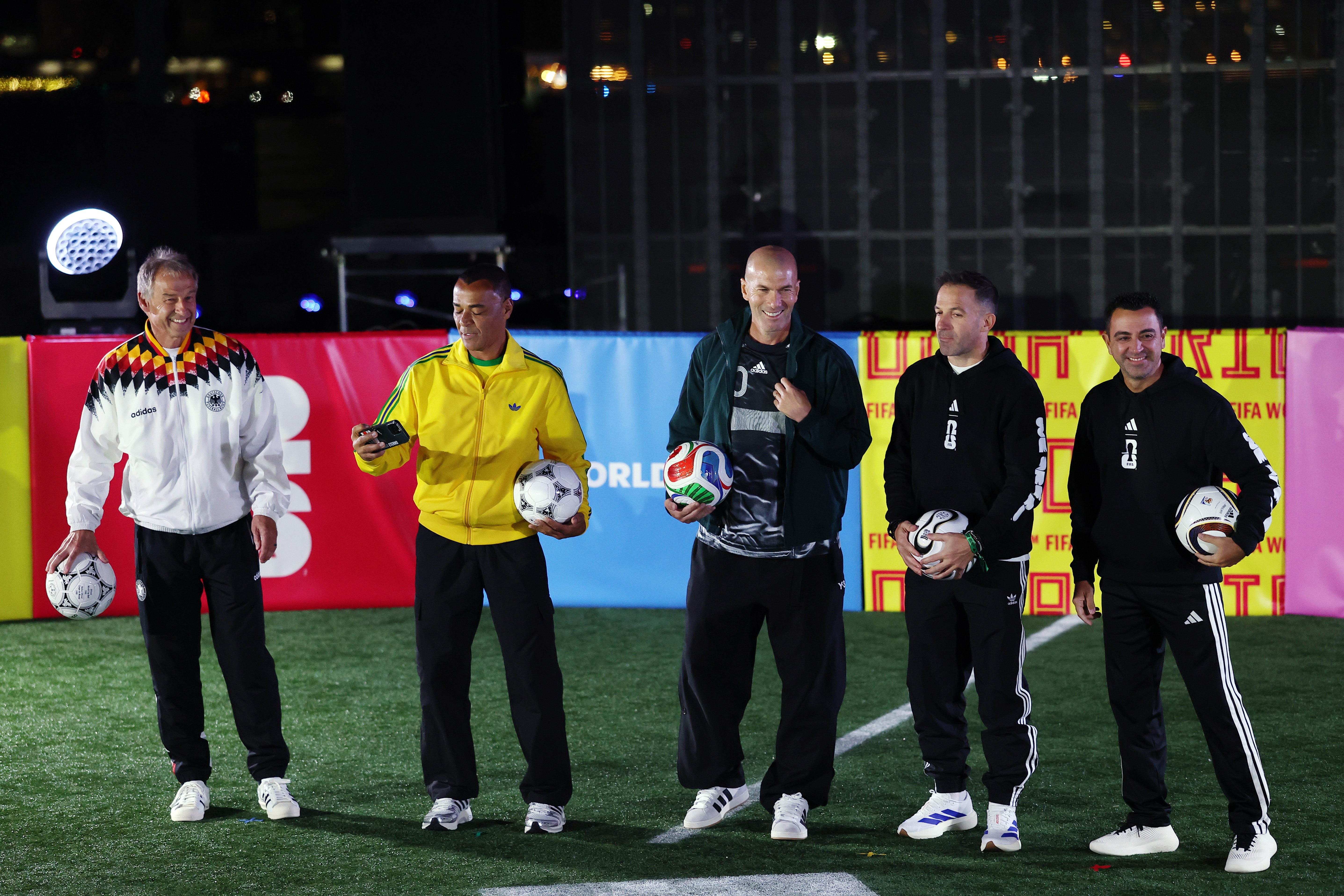Las superestrellas retiradas Jurgen Klinsmann, Cafú, Alessandro Del Piero, Zinedine Zidane y Xavi Hernández asistieron a la presentación oficial del balón en Nueva York, EE. UU.