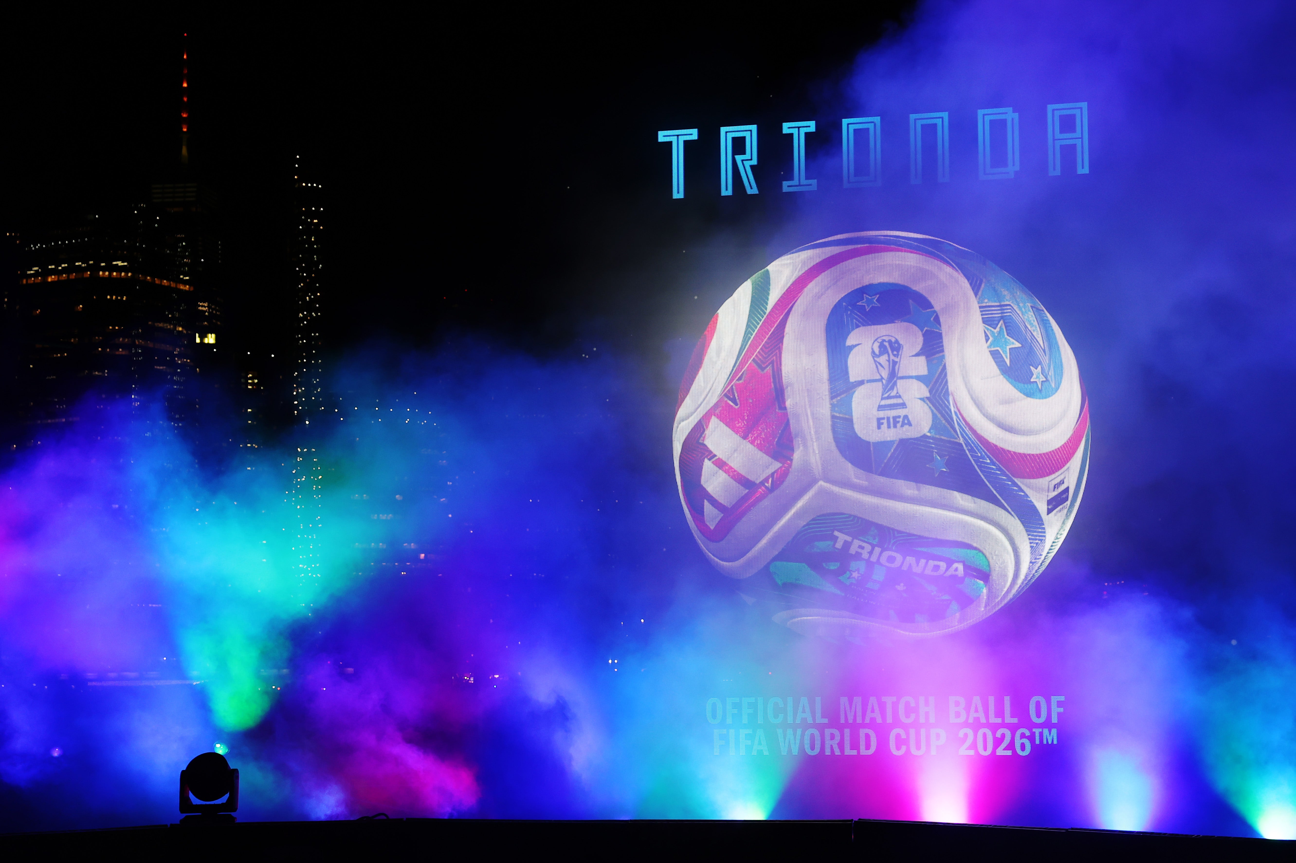 El balón Trionda está formado por cuatro paneles que se unen para formar un triángulo, el cual representaría a las tres naciones que se unen para albergar la Copa del Mundo