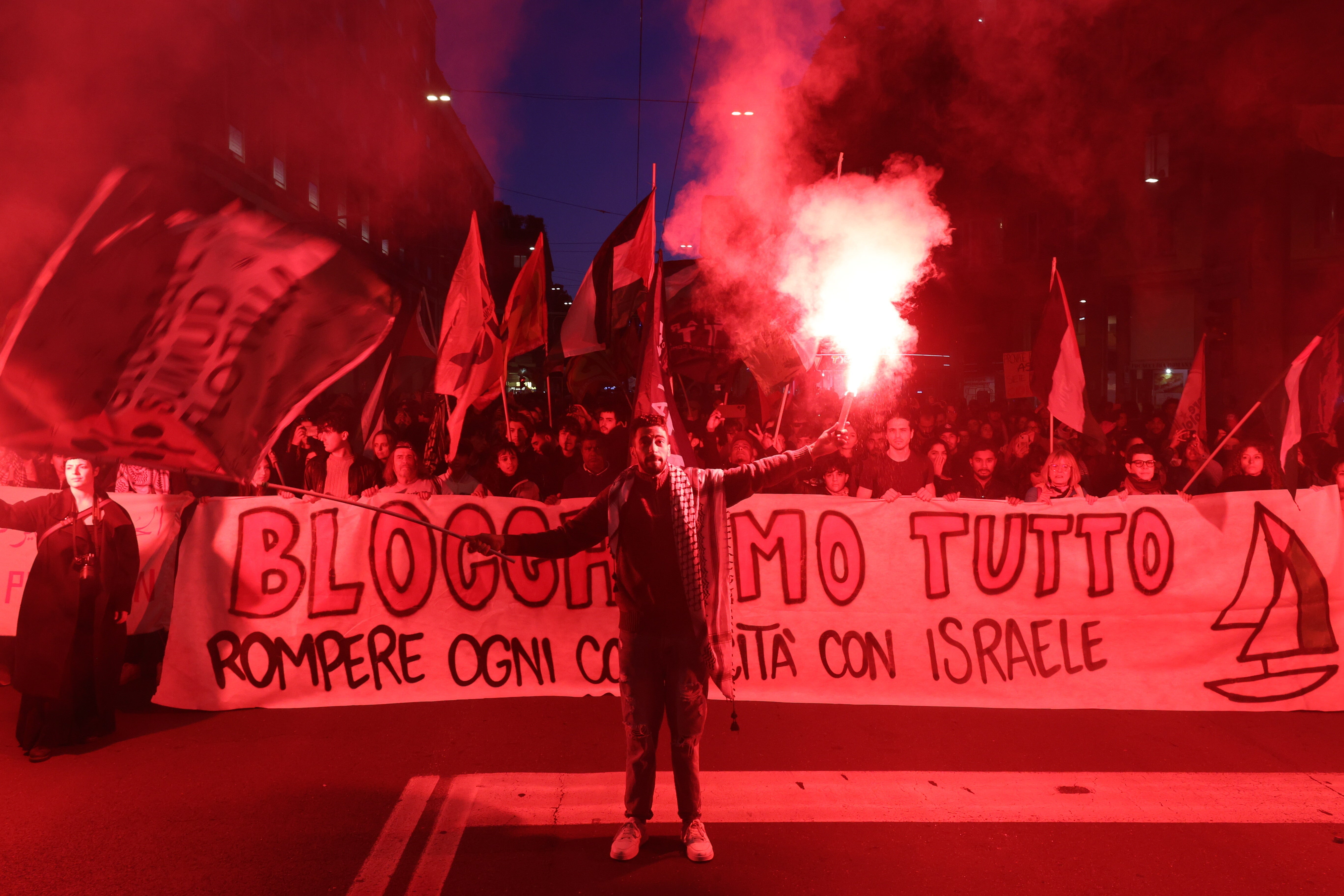 Manifestantes se concentran en Bolonia, Italia, para protestar contra la detención de los barcos de ayuda