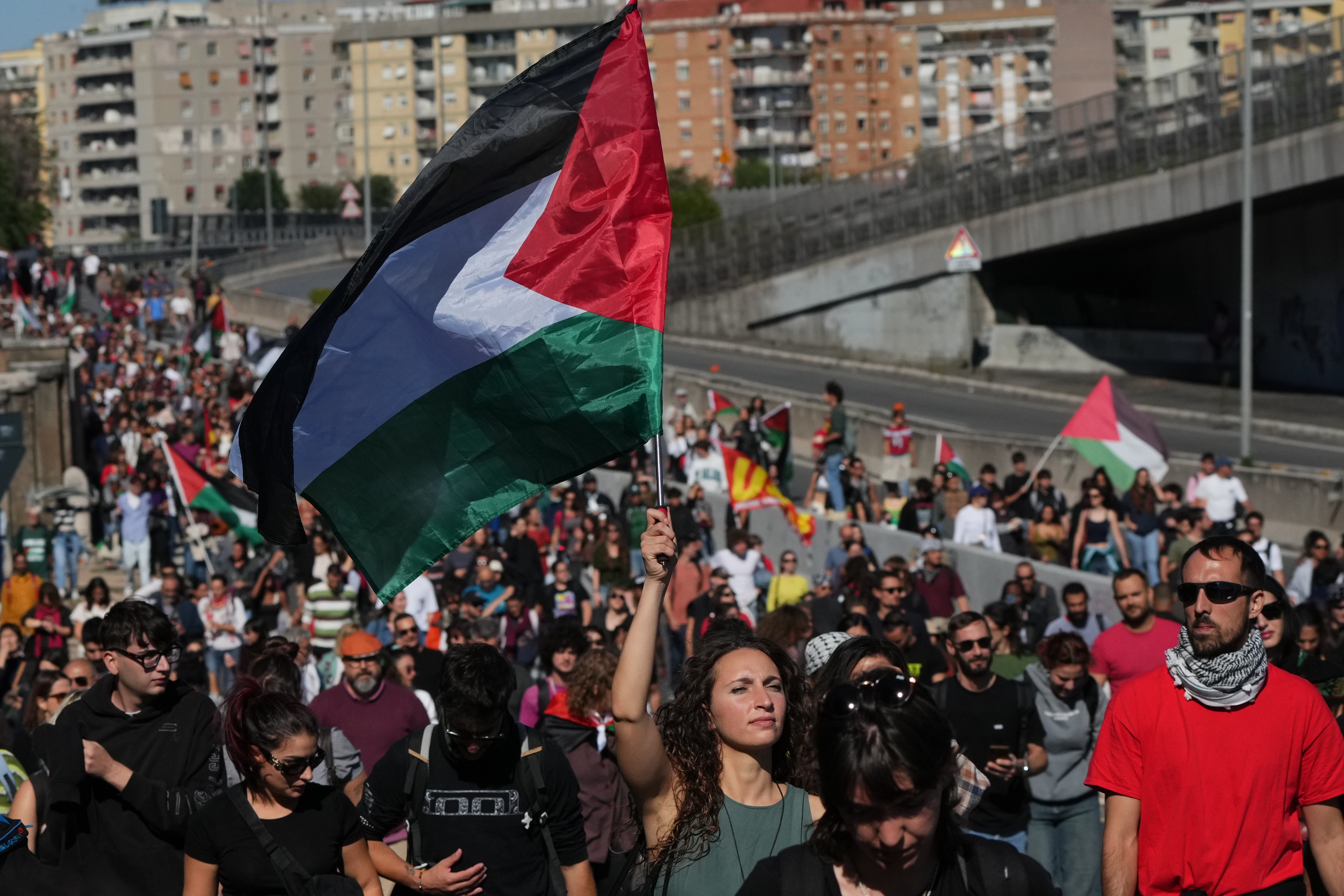 Miles de personas se han reunido para protestar en apoyo de la flotilla de ayuda a Gaza