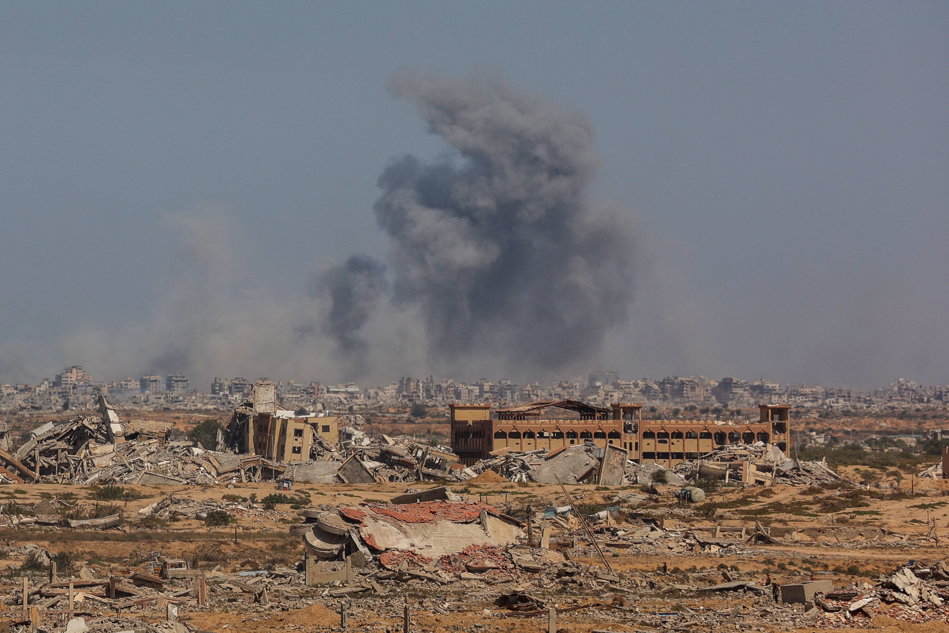 Humo tras un ataque israelí en la ciudad de Gaza, en medio del conflicto actual entre Israel y el grupo militante palestino Hamás