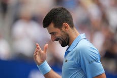 Polvo de aserrín permite a Djokovic vencer a Cilic en el Masters de Shanghái; Shelton cae