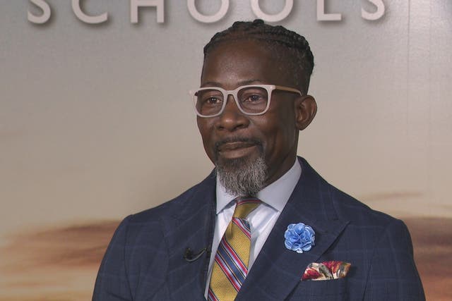 IOWA-SUPERINTENDENTE ESCOLAR ARRESTADO