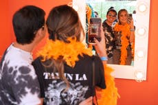 De cocteles de tequila a shows drag, fans de Taylor Swift celebran “The Life of a Showgirl”