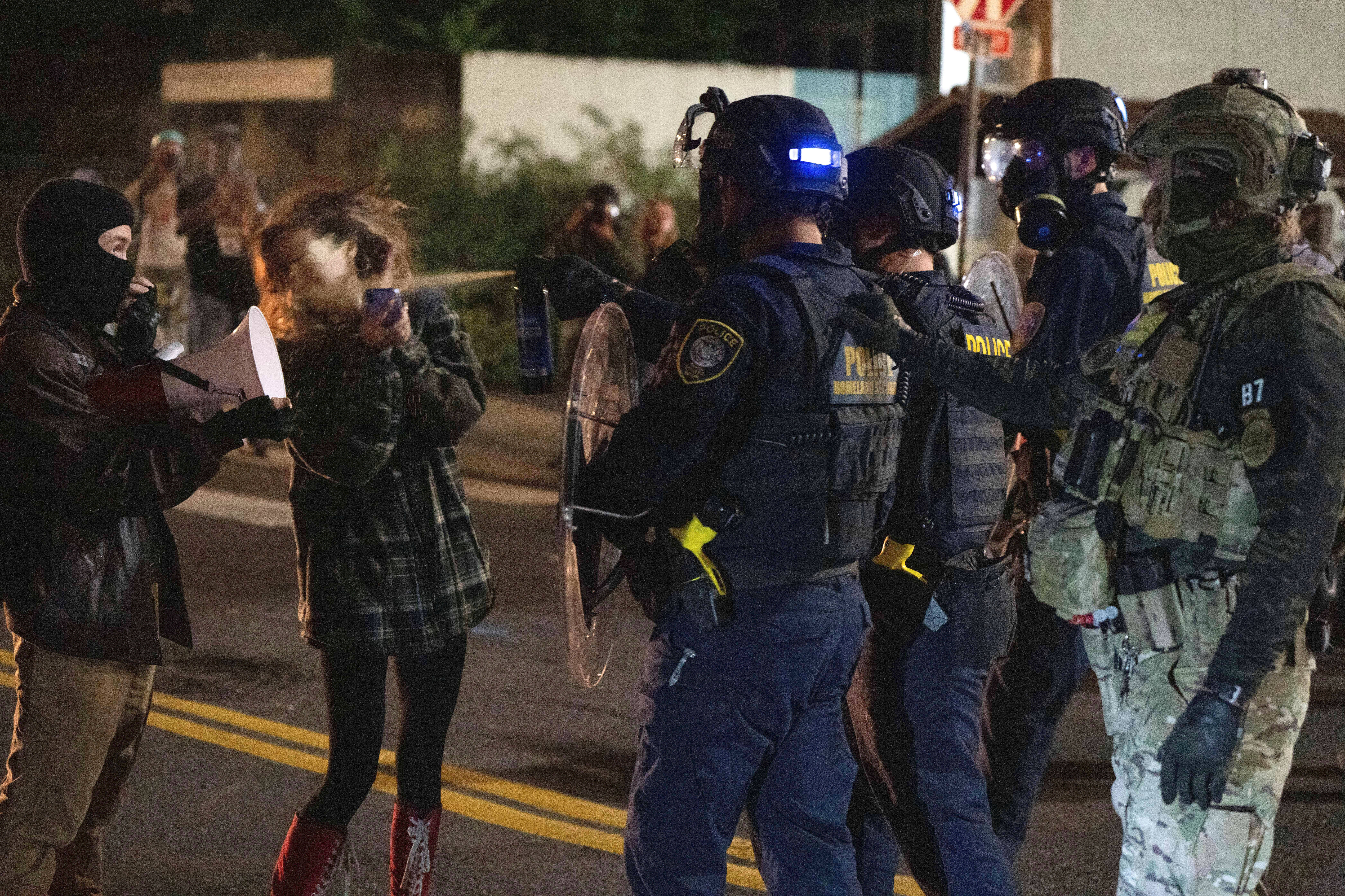 Portland se alista para tropas federales: crecen las protestas y arrestan a influyente conservador