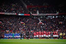 En Old Trafford, aficionados y equipos rinden homenaje a las víctimas del ataque a la sinagoga