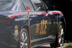 Juez bloquea política de Trump para detener a menores migrantes en centros para adultos