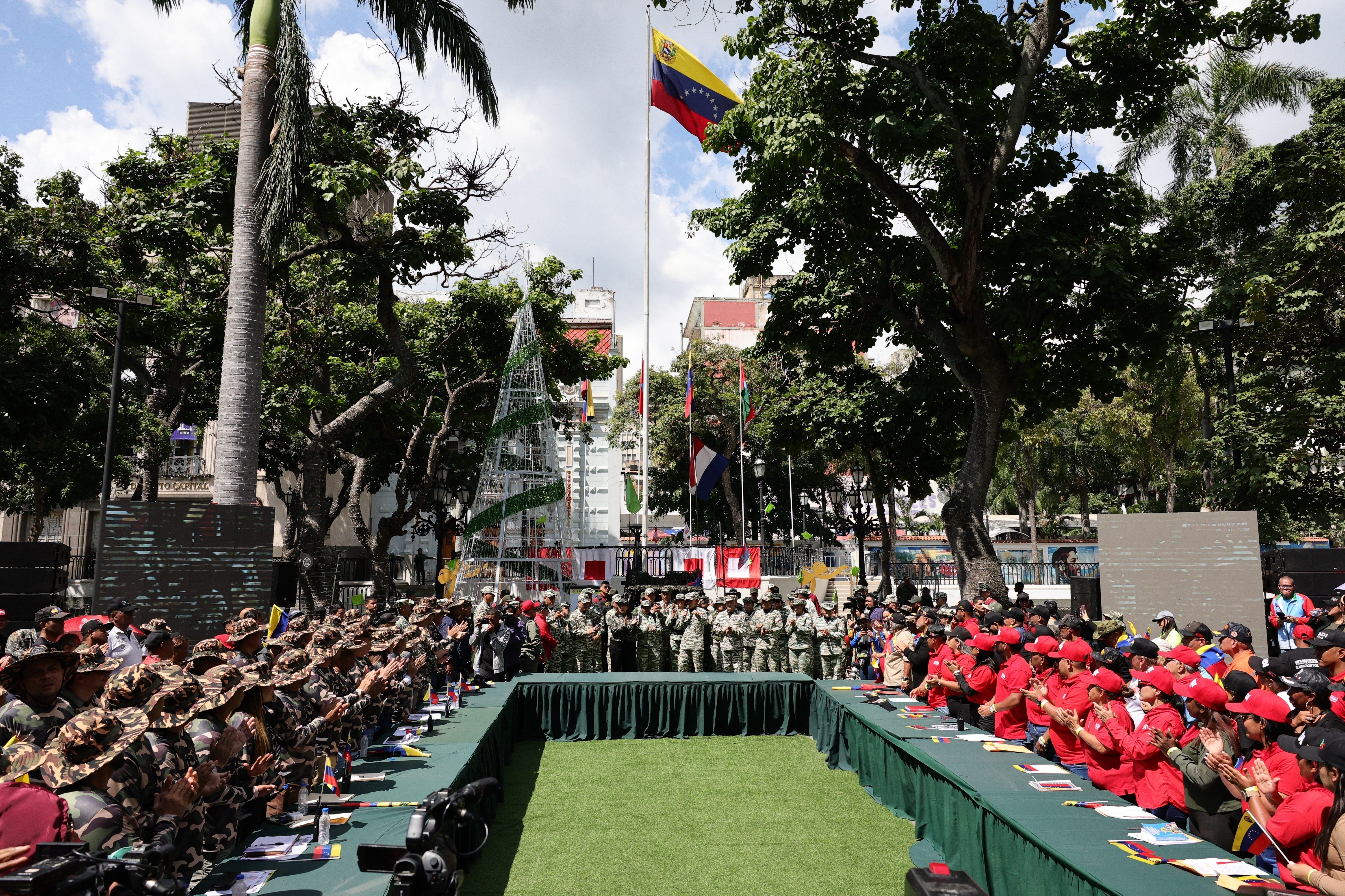 Venezolanos acuden a otra jornada de adiestramiento con militares en medio de tensión con EEUU