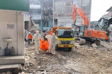 Rescatistas en Indonesia buscan alumnos desaparecidos tras colapso escolar que dejó 40 muertos