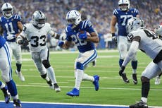 Taylor anota tres touchdowns y Jones lanza dos en paliza de Colts 40-6 ante Raiders