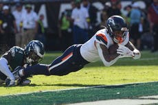 Broncos remontan 14 puntos y propinan a Eagles su primera derrota de la temporada, 21-17