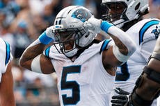 Bryce Young y Rico Dowdle ayudan a los Panthers a remontar 17 puntos y vencer 27-24 a los Dolphins