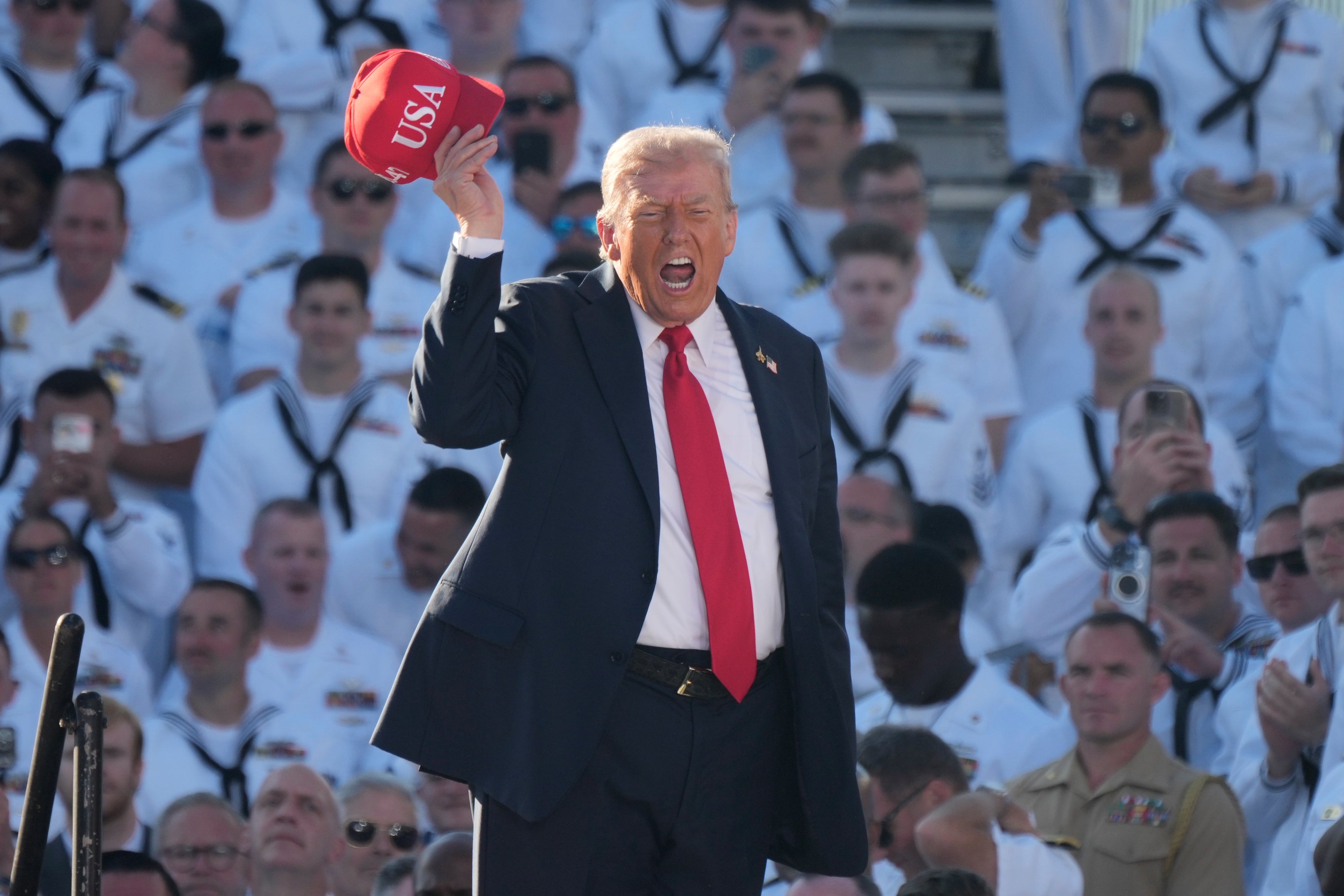 Donald Trump dio la noticia mientras se dirigía a cadetes de la Marina y a personal militar
