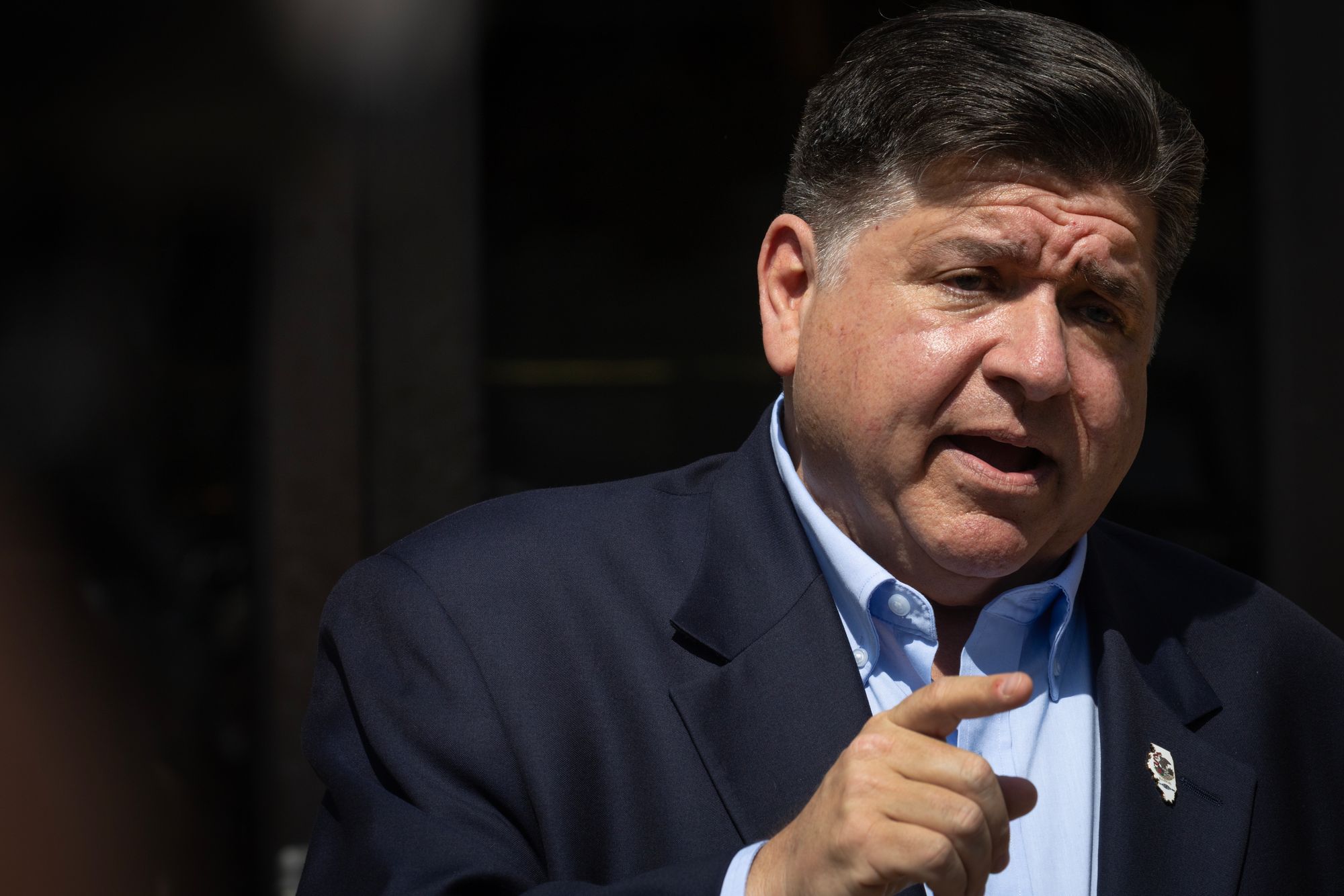 El gobernador del estado de Illinois, J. B. Pritzker, ha rechazado las afirmaciones de funcionarios de la Administración Trump que caracterizan a Chicago como una “zona de guerra” al unirse a otros estados liderados por demócratas que demandan al presidente para impedir que federalice las tropas