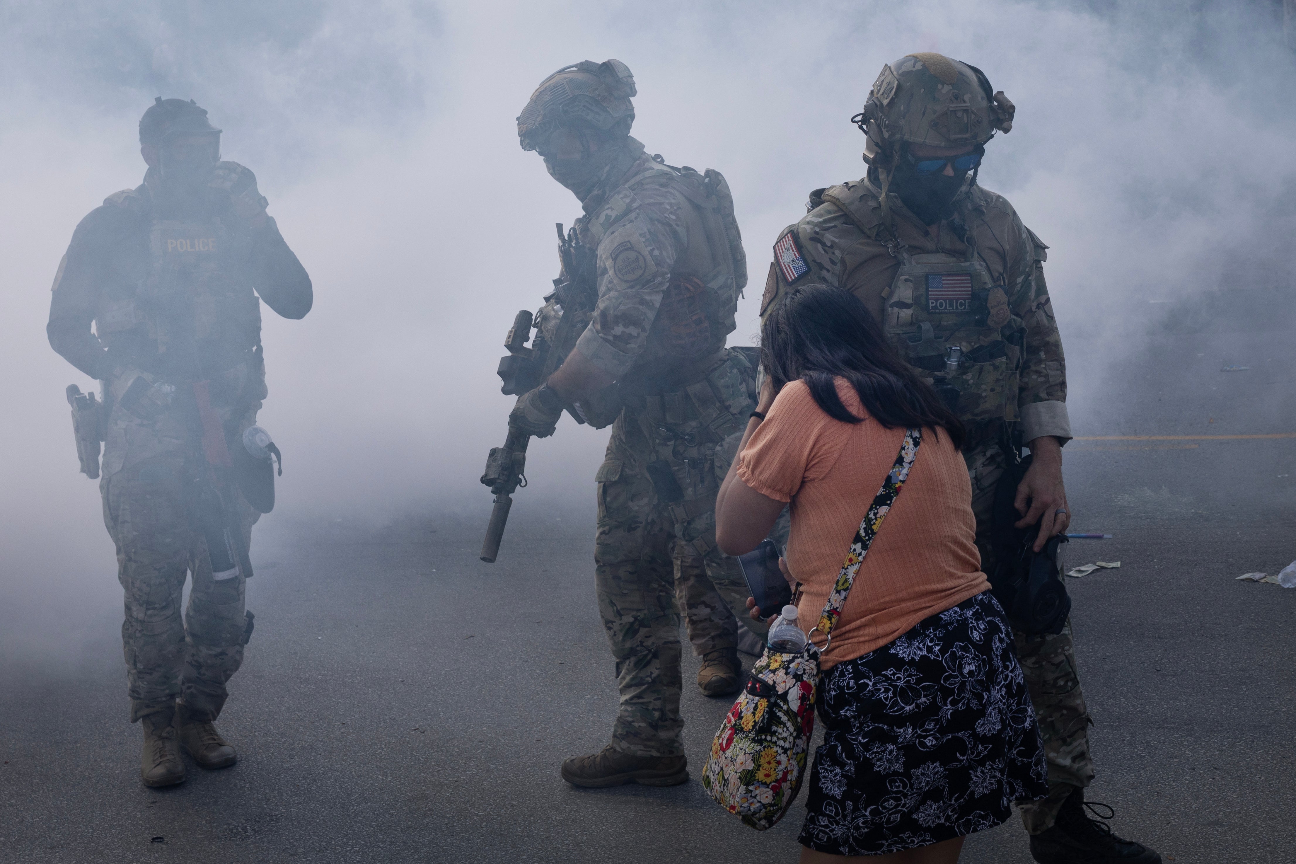 La Administración Trump corre el riesgo de agravar una situación ya de por sí volátil después de que agentes federales dispararan gases lacrimógenos contra manifestantes anti-ICE y allanaran un edificio de apartamentos en Chicago, según la demanda