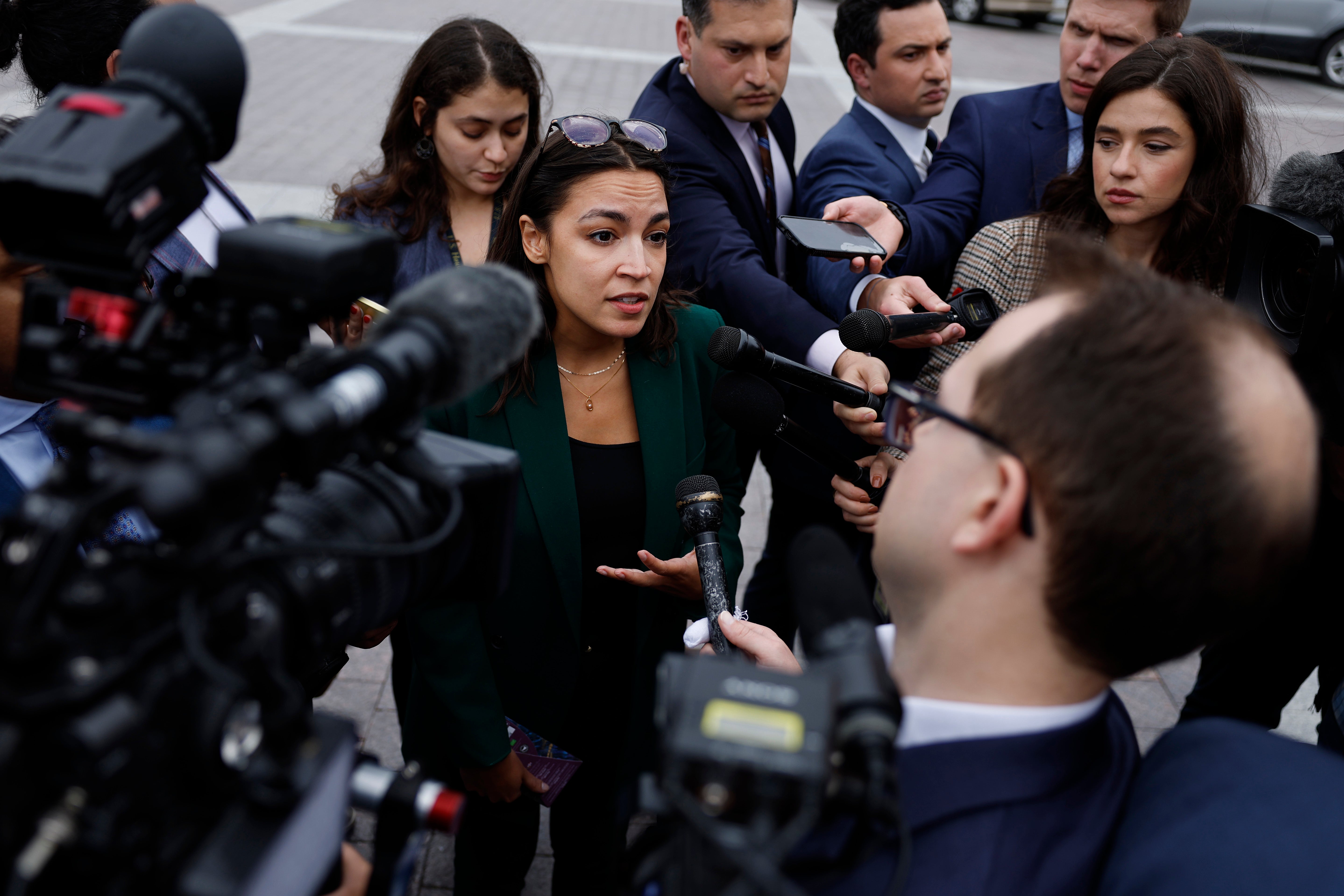 Alexandria Ocasio-Cortez insta a los republicanos a llegar a un acuerdo para prorrogar los subsidios de las cuentas individuales durante el cierre del Gobierno