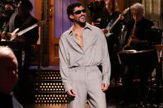 Bad Bunny inicia la temporada 51 de "SNL" y responde a sus detractores del Super Bowl