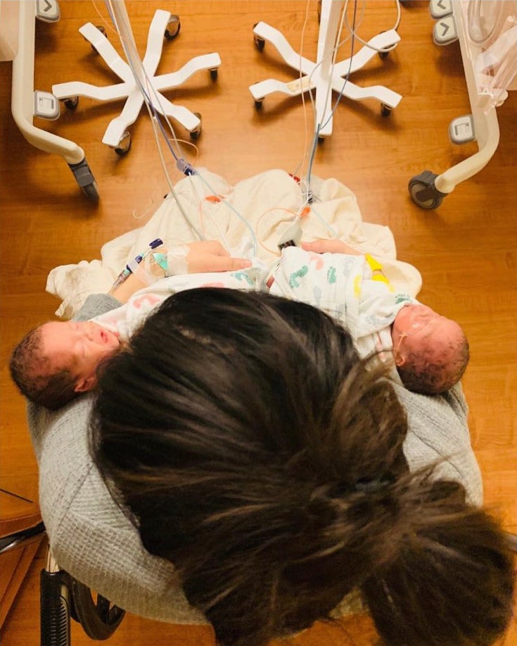 Sammi Itatani sostiene a las gemelas que dio a luz horas antes. Tras la transferencia de un solo embrión, este se dividió de forma inesperada y dio lugar a gemelas idénticas, que gestó para una pareja del mismo sexo