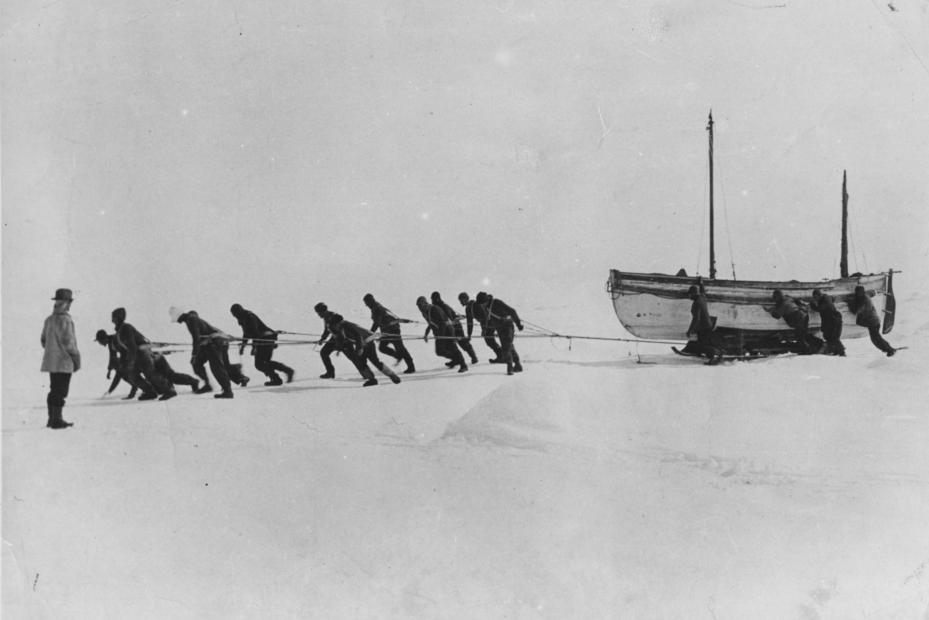 Miembros de la Expedición Imperial Transantártica arrastran un bote salvavidas sobre la nieve antártica en 1916, tras la pérdida del barco HMS Endurance . Más de 110 años después, aún seguimos descubriendo qué provocó su hundimiento