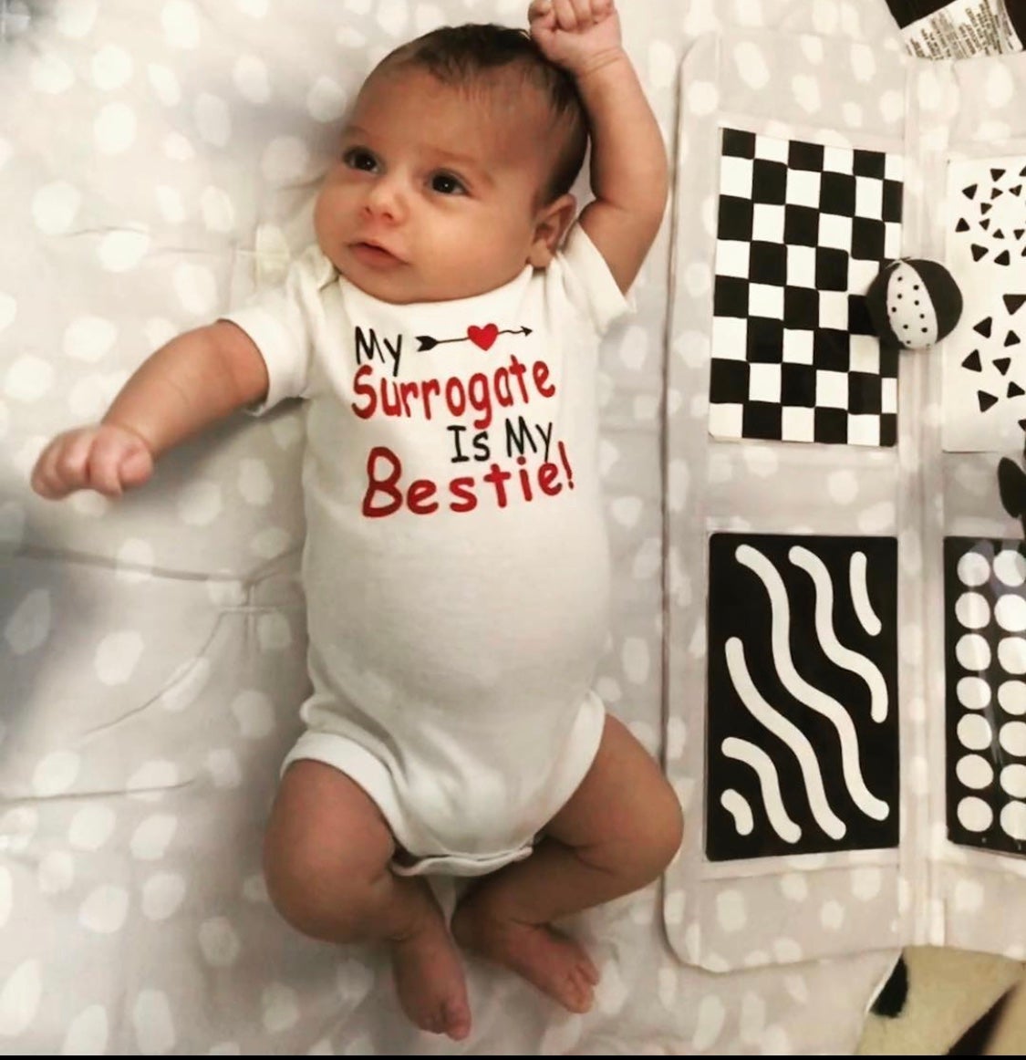 Uno de los bebés gestados por Ariel Taylor, en una fotografía enviada por sus padres y compartida con su permiso. Como muchas gestantes subrogadas, Taylor mantiene el contacto con los niños que gestó, cuyas edades oscilan entre los 2 y los 8 años. Suelen intercambiar fotografías y novedades familiares, y en ocasiones se reúnen durante las vacaciones