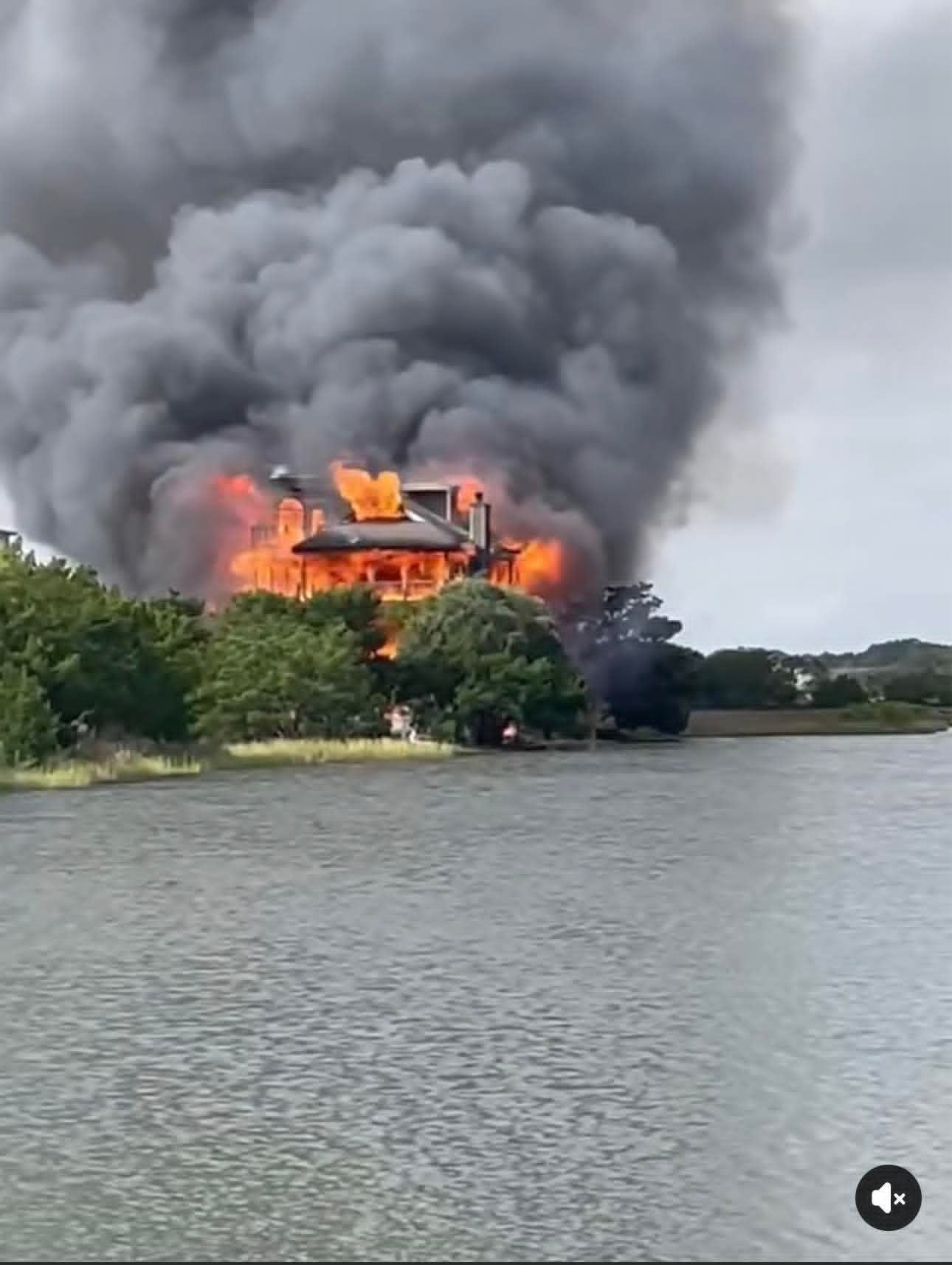 La casa frente al mar de la jueza del Tribunal de Circuito Diane Goodstein arde en llamas en Edisto Beach, Carolina del Sur, el sábado