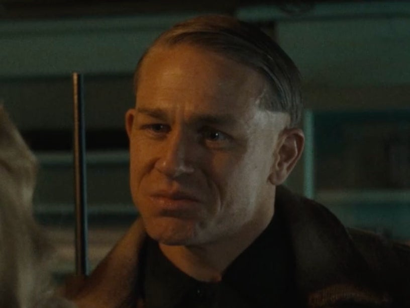 Charlie Hunnam como Ed Gein en la tercera temporada de ‘Monstruo’