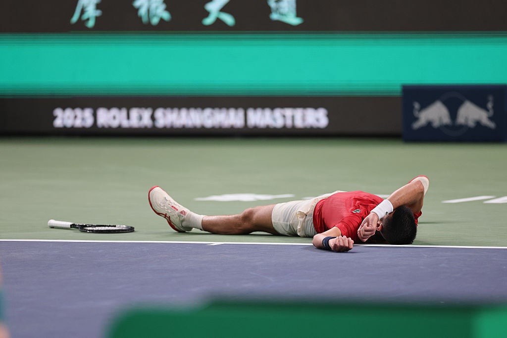 <p>Novak Djokovic se desplomó tras un punto extenuante bajo el intenso calor de Shanghái</p>
