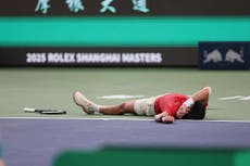 Djokovic sufre por el calor en Shanghái, pero remonta y avanza a cuartos de final