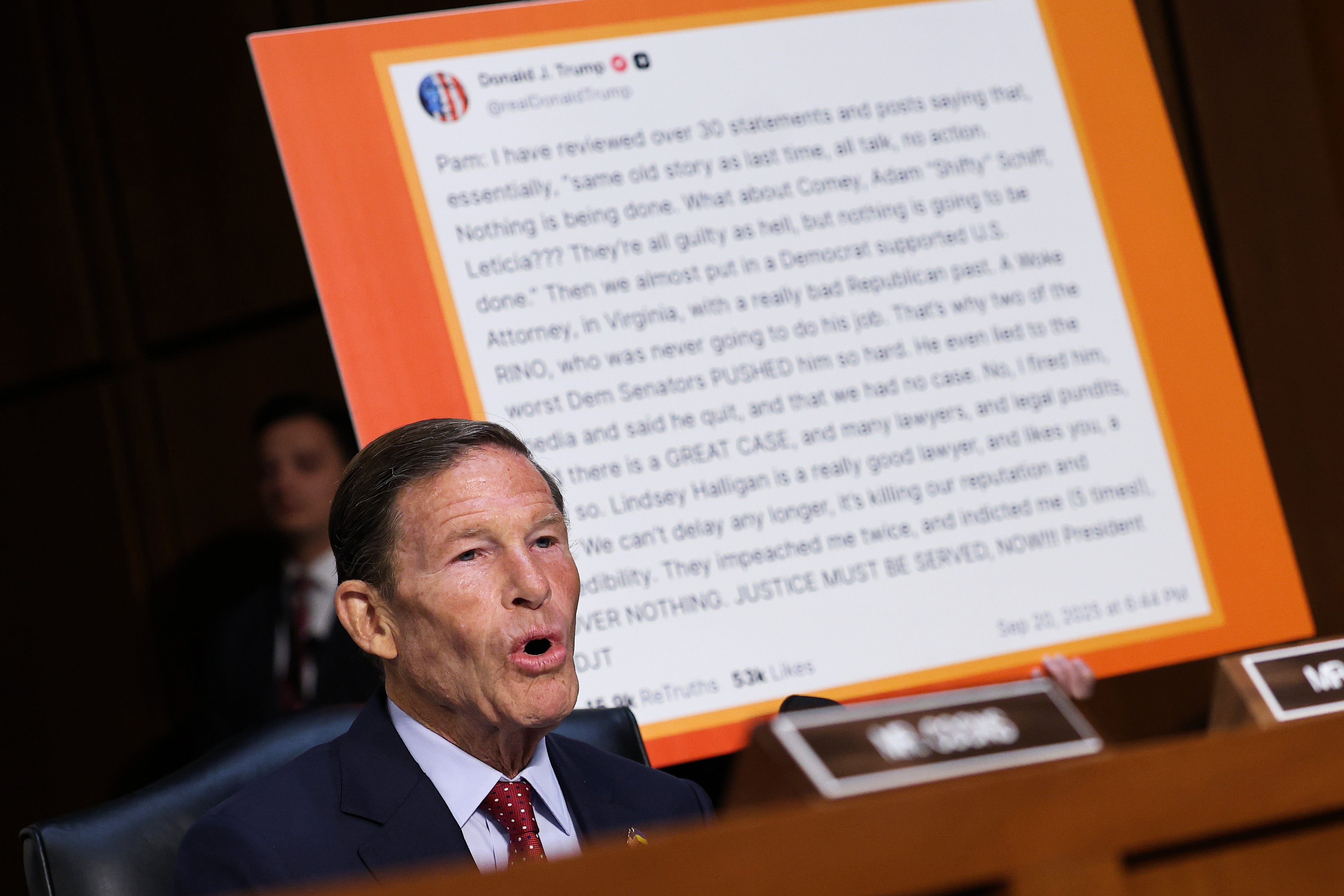 El senador Richard Blumenthal y otros demócratas del Comité Judicial del Senado presionaron a Pam Bondi para que aclarara si Trump le ordenó procesar a sus enemigos, incluido James Comey, quien fue acusado días después de que el presidente publicara en Truth Social un mensaje pidiéndoselo