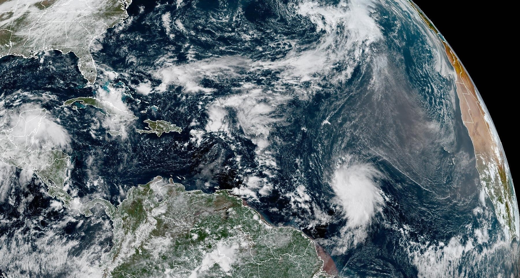 Imagen satelital de la tormenta tropical Jerry sobre el océano Atlántico este martes