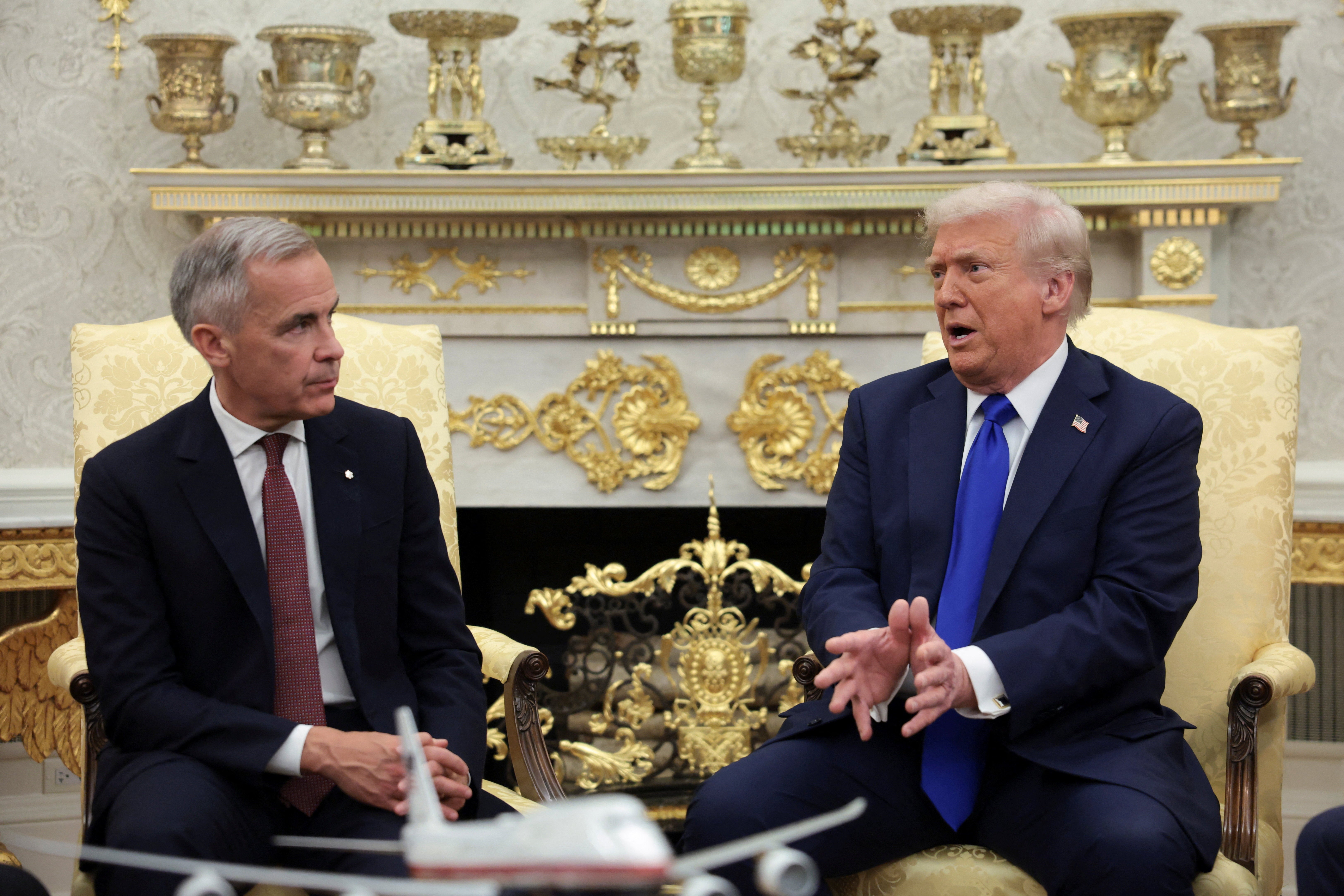 El presidente de EE. UU., Donald Trump, y el primer ministro de Canadá, Mark Carney, se reúnen en la Oficina Oval de la Casa Blanca en Washington, EE. UU., el 7 de octubre de 2025